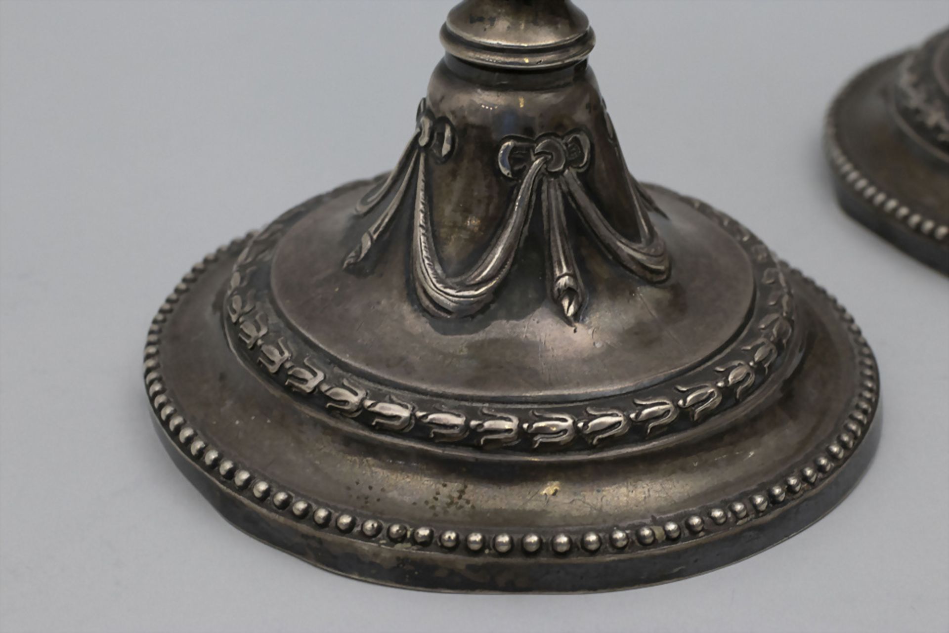 Paar Louis-Seize Kerzenleuchter / Paire de bougeoirs en argent massif, Laon (Aisne), um 1820 - Bild 5 aus 6