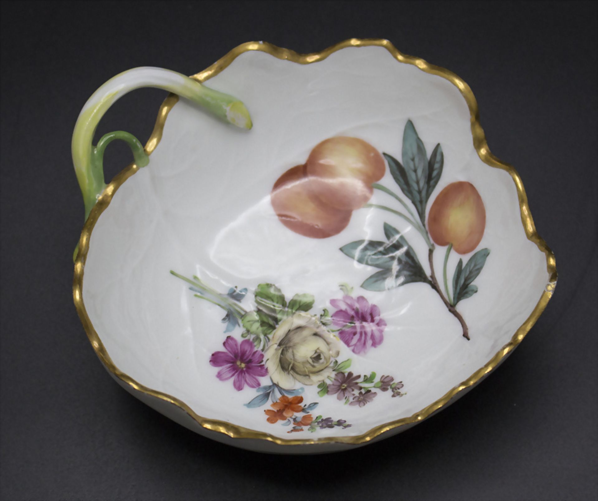 Blattschale mit Früchten / A leaf shaped bowl with fruits, Meissen, Mitte 19. Jh.