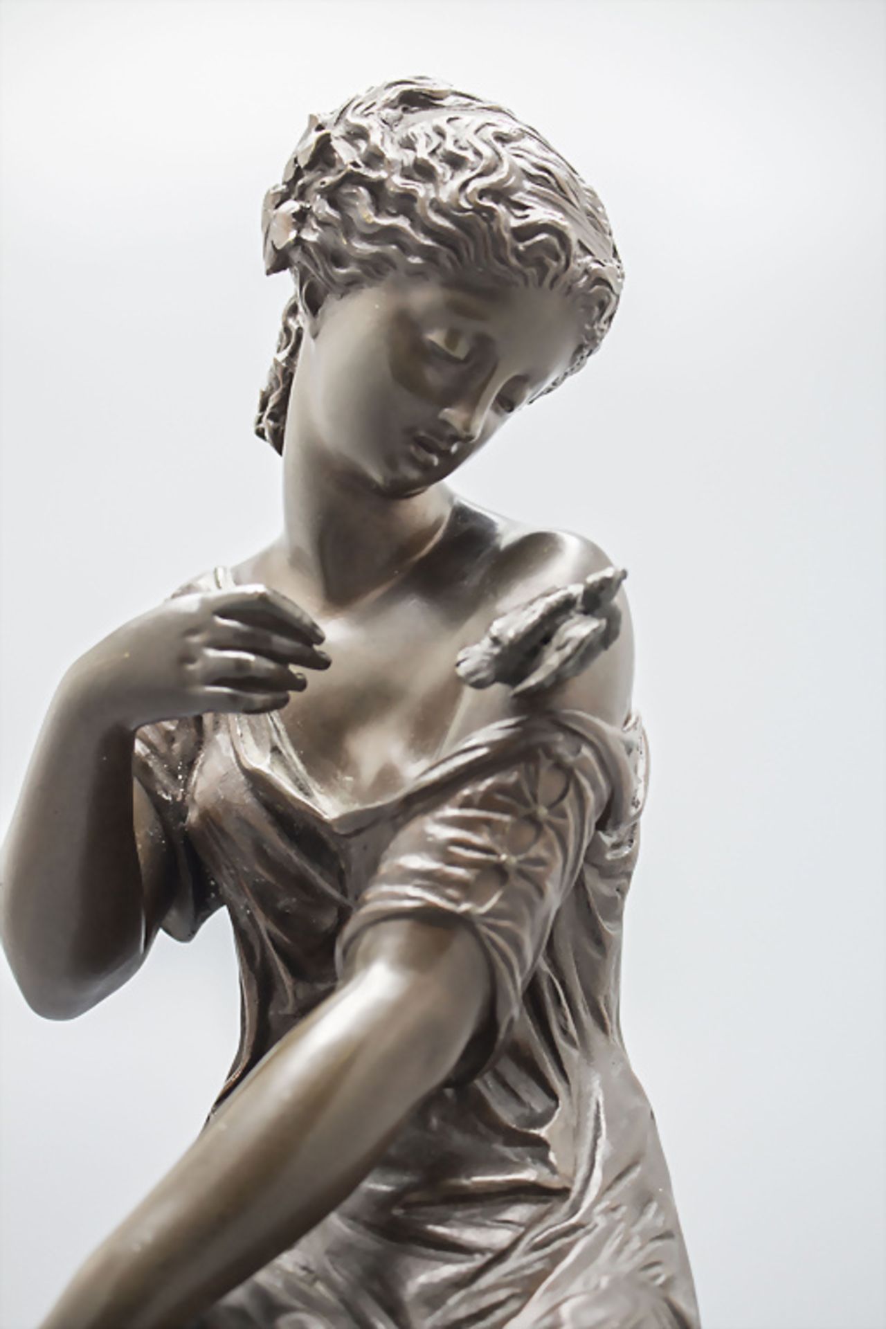 Bronzeskulptur 'Mädchen mit Vogel' / A bronze sculpture of a girl with a bird, Frankreich, um 1880 - Bild 5 aus 8