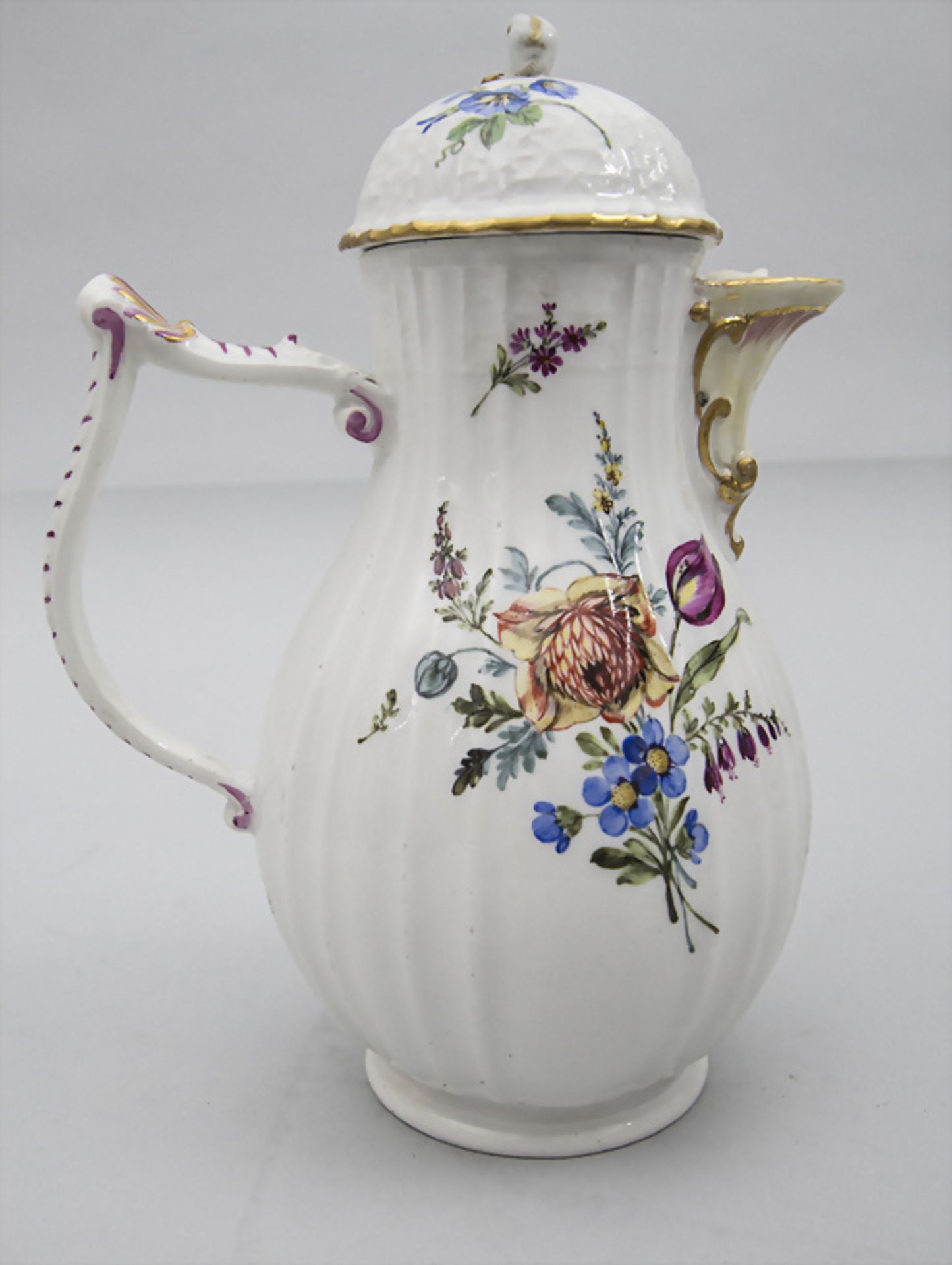 Kaffeekanne mit Blumenbouquets / A coffee pot with flower bouquets, Meissen, Punktzeit (1763-1774) - Bild 2 aus 5