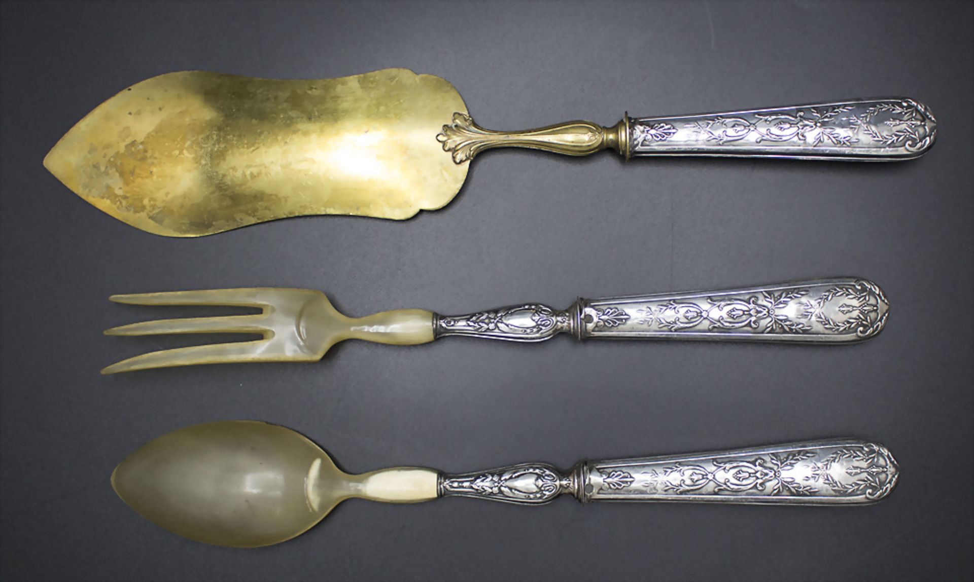 Salatbesteck und Gebäckheber / Silver salad servers and a cake server, Paris, um 1880 - Bild 2 aus 3