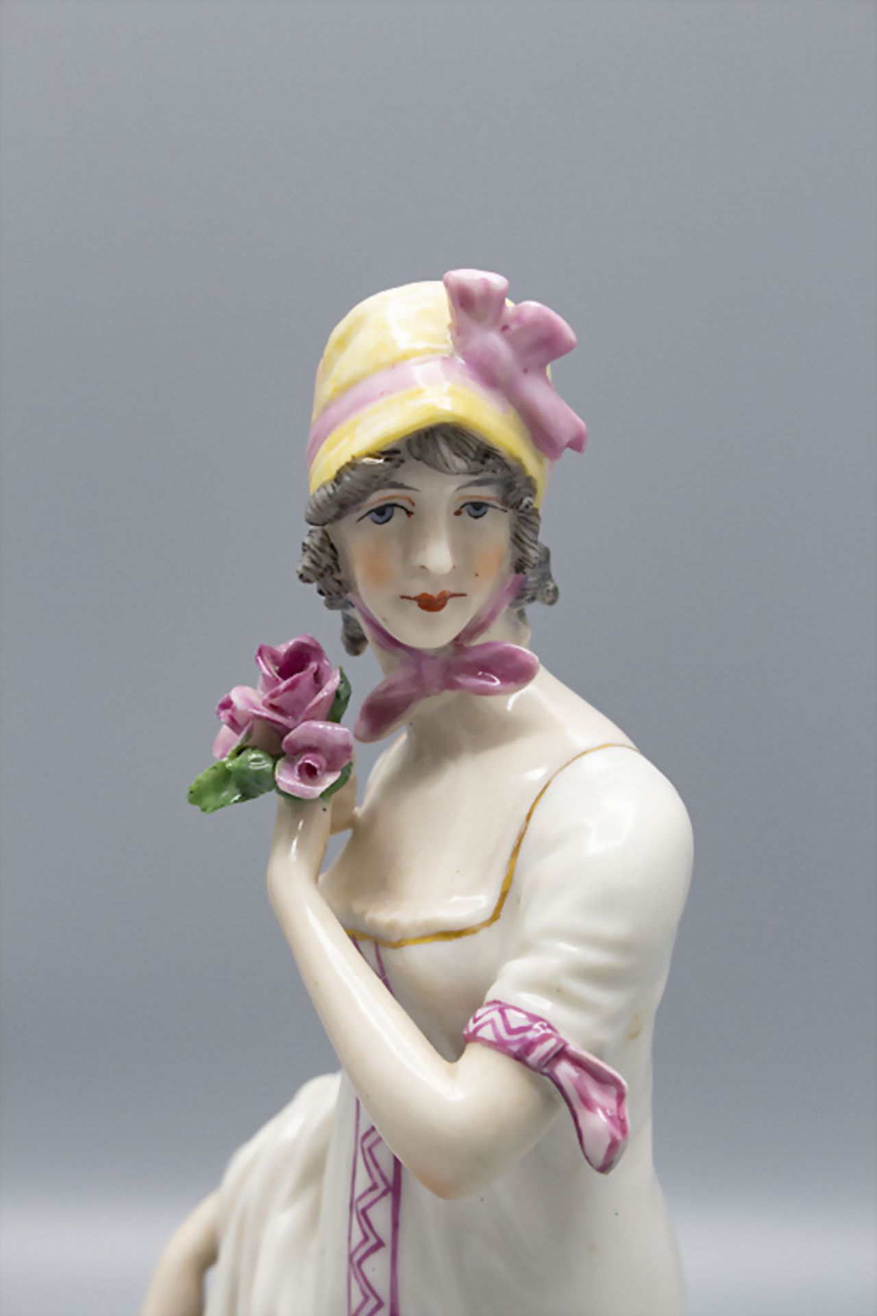 Jugendstil Figur 'Junge Dame mit Blumenkorb' / An Art Nouveau porcelain figure of a young lady ... - Image 5 of 6