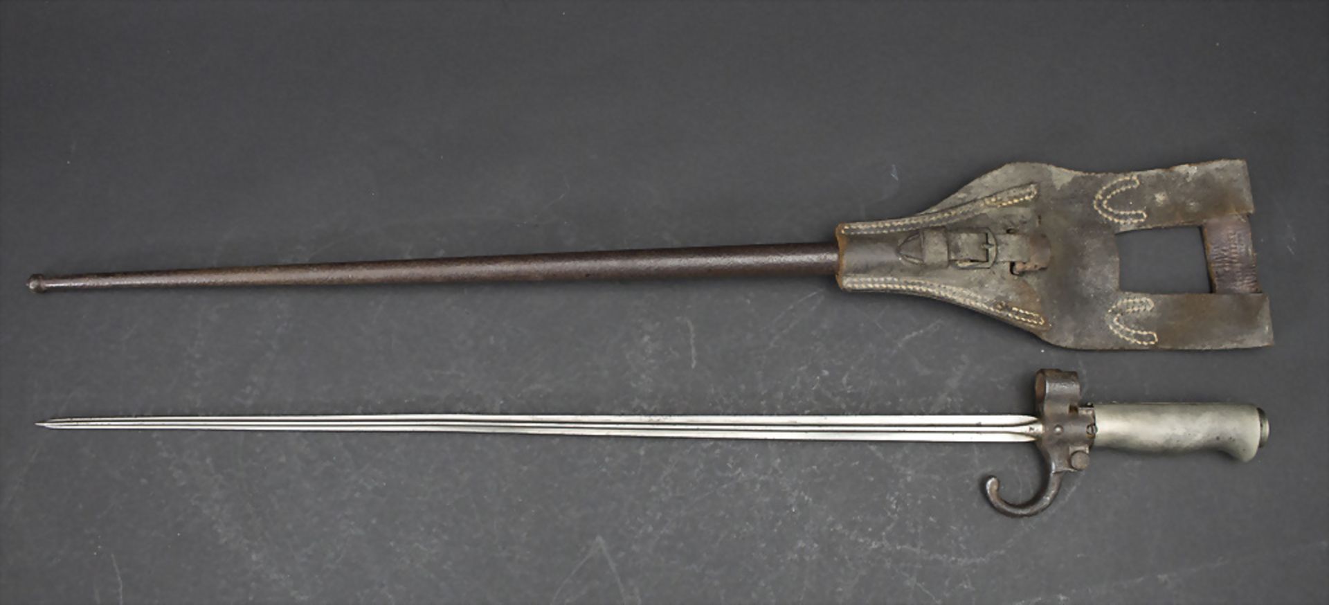 Epee Bajonett Modell 1886 Lebel mit Lederkoppelschuh, Frankreich, um 1890