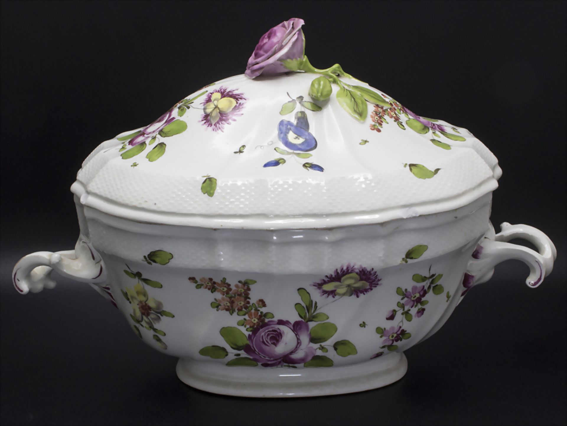 Große Deckelterrine mit Blumenmalerei / A covered tureen with flowers, Wien, 2. Hälfte 18. Jh. - Bild 2 aus 14