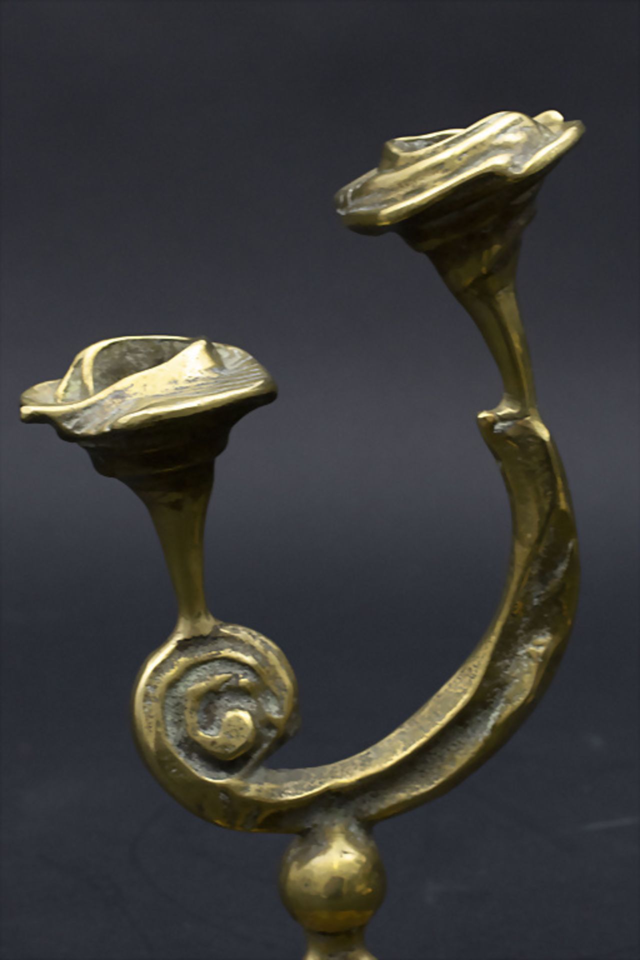 Paar 2-armige Kerzenleuchter / A pair of cast brass candlesticks, Kurt Jesch, Bleiburg, 1960er ... - Image 2 of 5