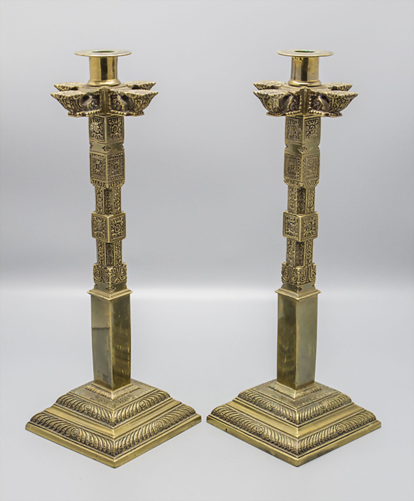 Paar Bronzeleuchter / A pair of bronze candle holders, wohl 19. Jh. - Image 2 of 4