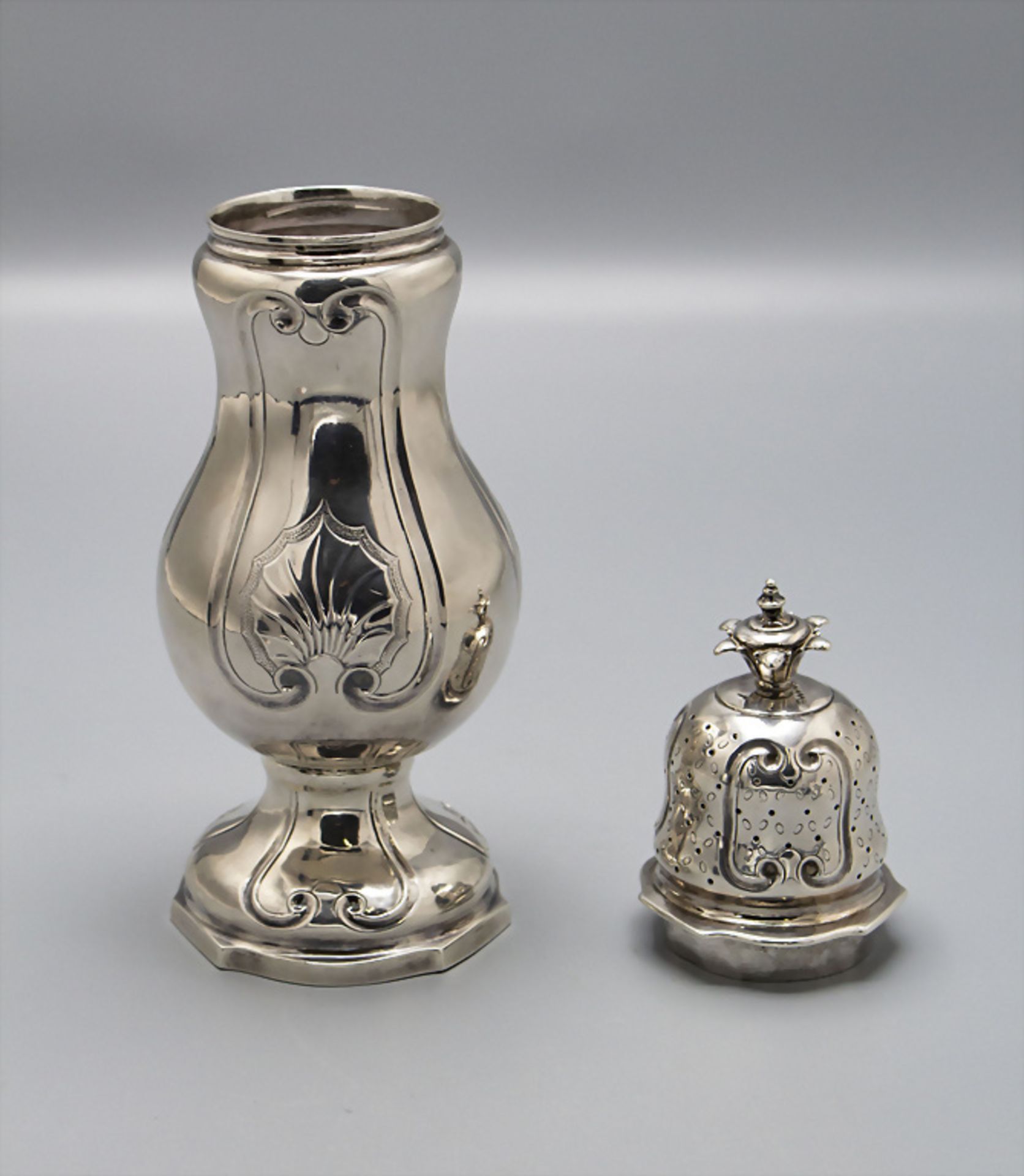 Barock Zuckerstreuer / Poudreuses à sucre en argent / A Baroque silver sugar shaker, ... - Bild 3 aus 6