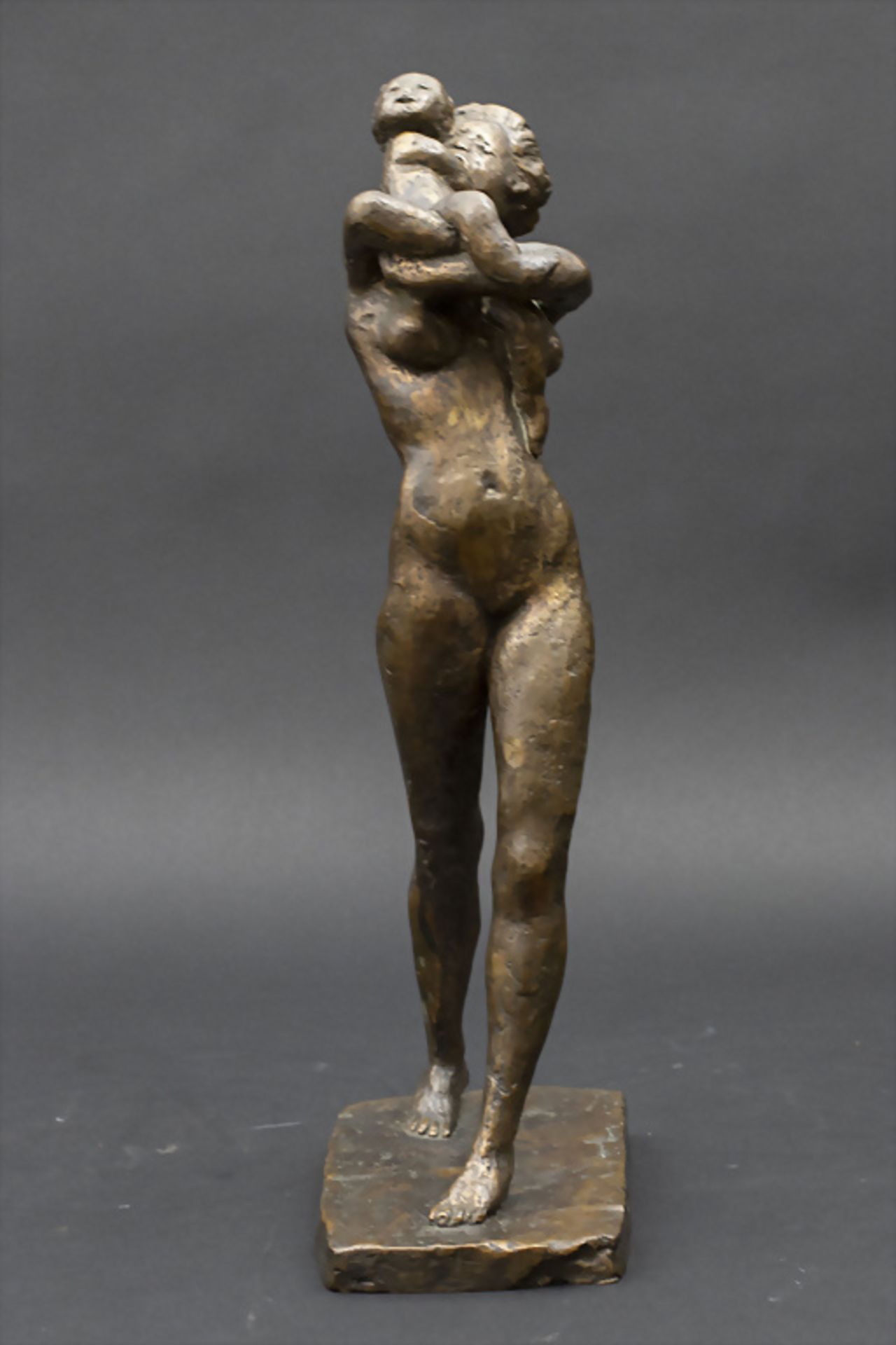 Bronzeplastik 'Mutterliebe' / A bronze sculpture 'Motherly love'