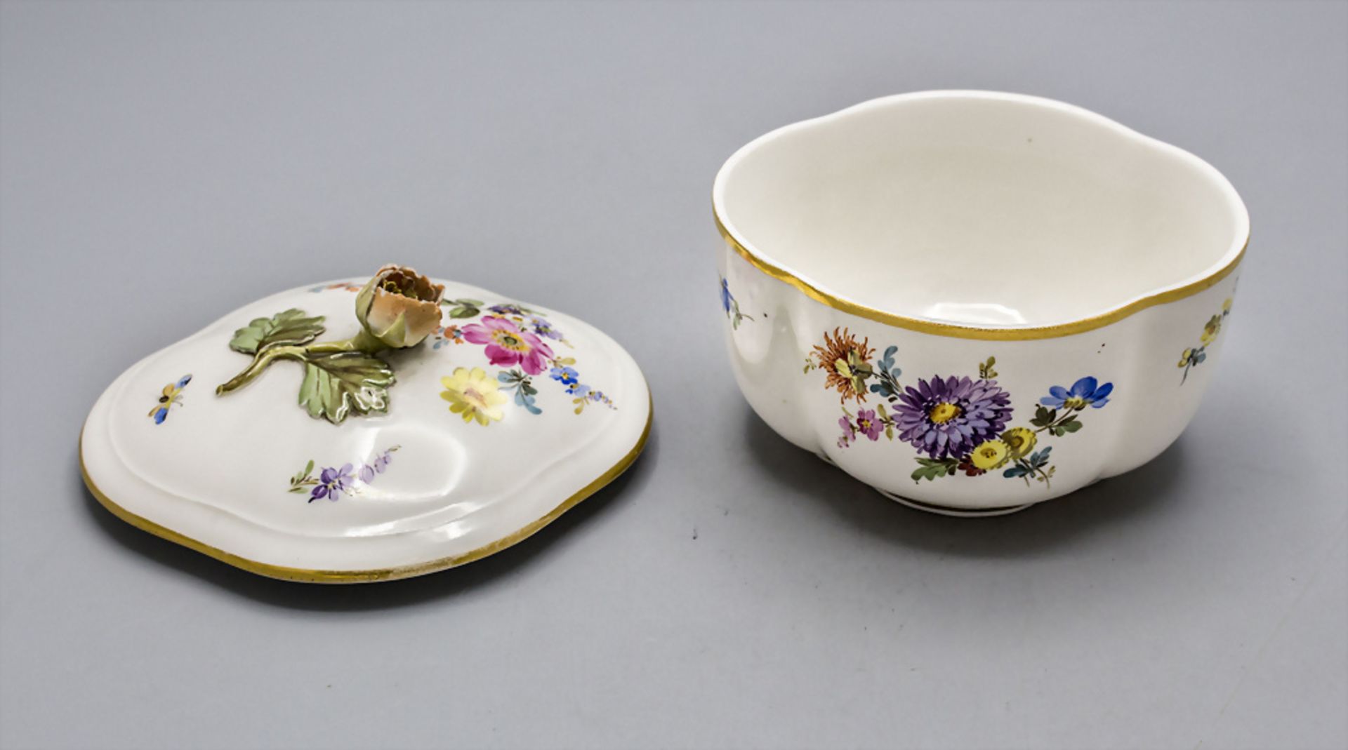 Deckeldose mit Blumenbouquet / A lidded box, Meissen, 19. Jh. - Bild 4 aus 6