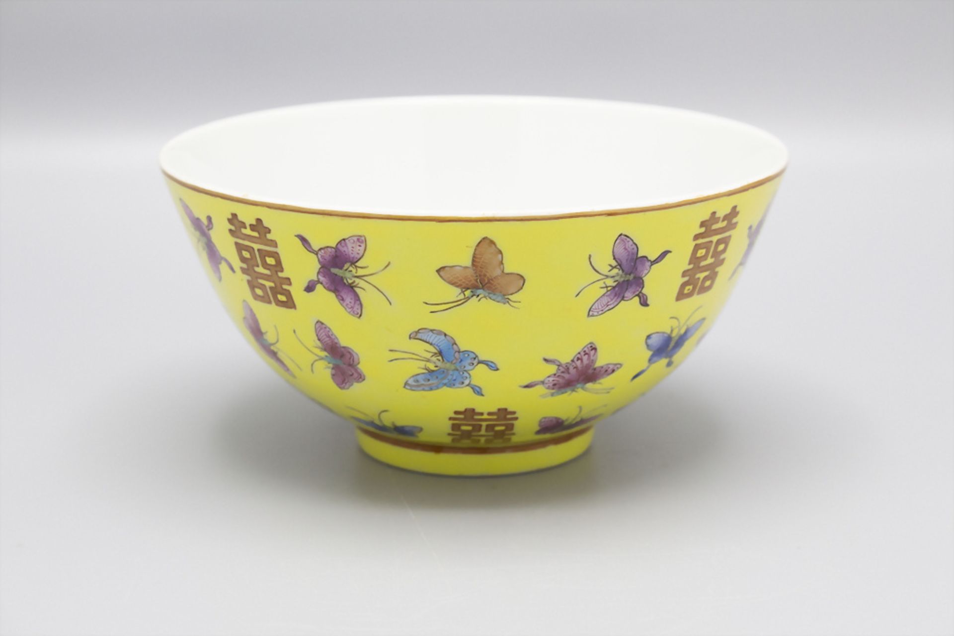 Gelbe Schale mit Schmetterlingsdekor / A yellow bowl with butterfly decor, China, Qing-Zeit, ... - Image 2 of 3