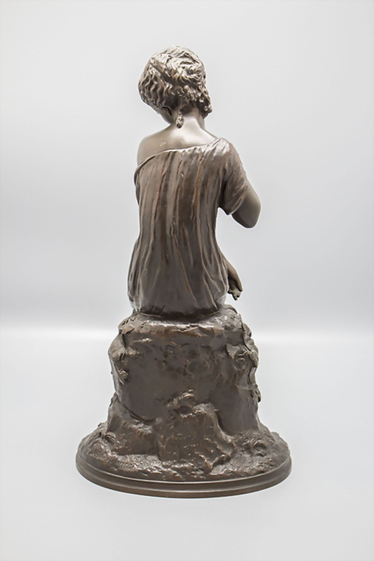 Bronzeskulptur 'Mädchen mit Vogel' / A bronze sculpture of a girl with a bird, Frankreich, um 1880 - Image 3 of 8
