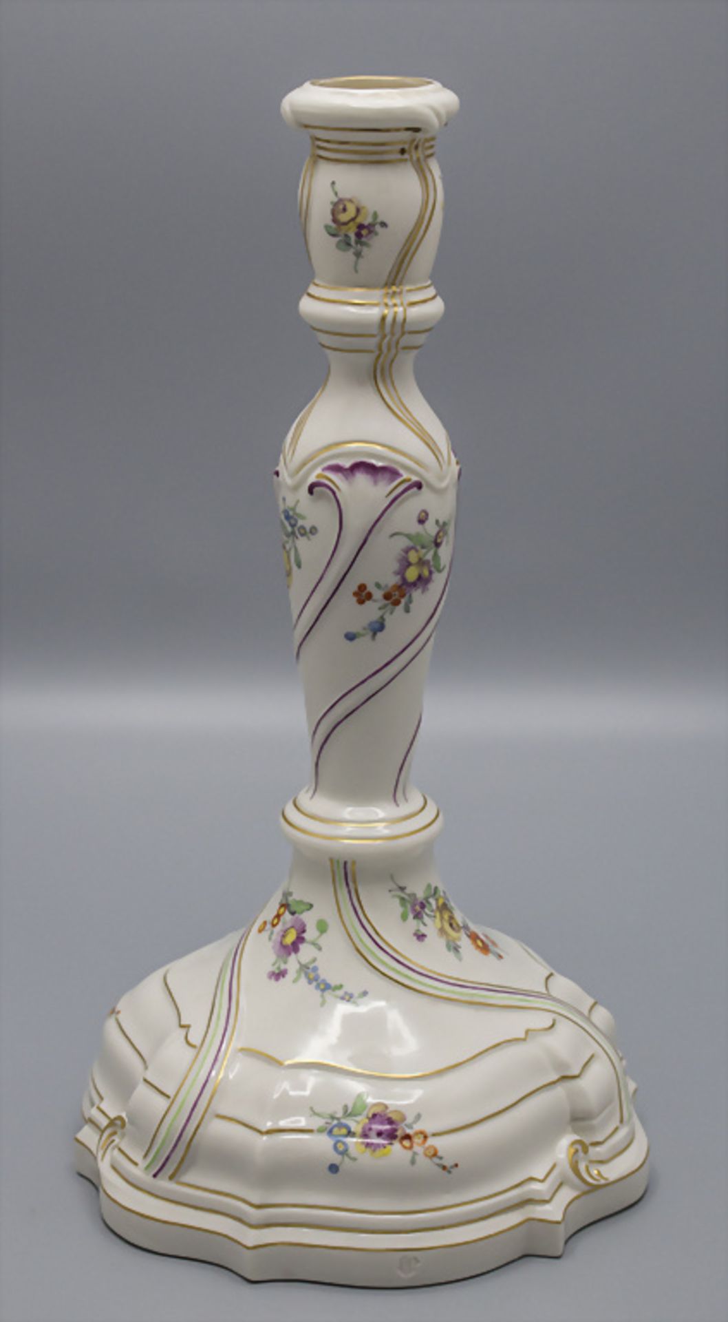 Großer Kerzenleuchter mit Blumenmalerei / A large candleholder with flowers, Nymphenburg, 1. ... - Bild 2 aus 5