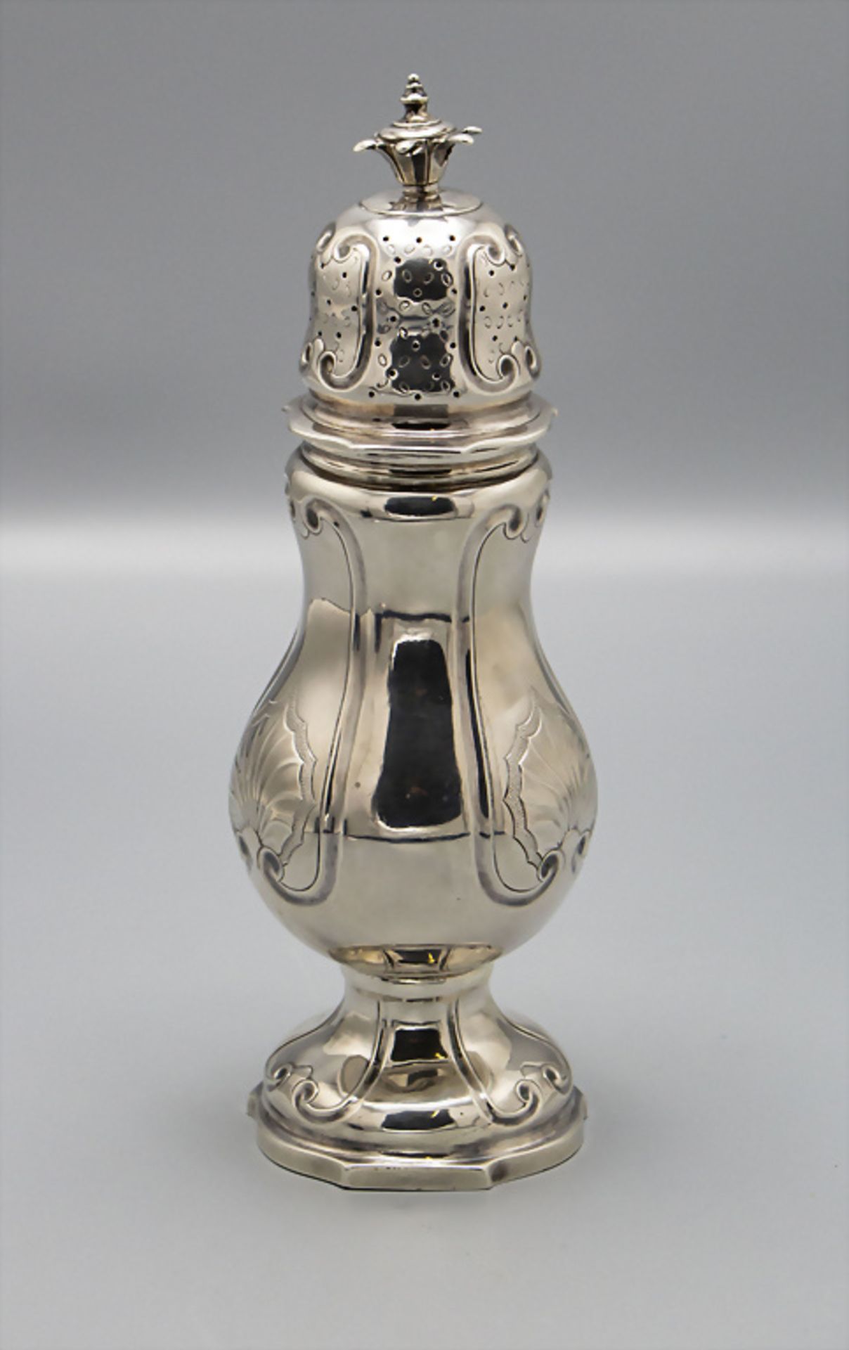 Barock Zuckerstreuer / Poudreuses à sucre en argent / A Baroque silver sugar shaker, ... - Image 2 of 6