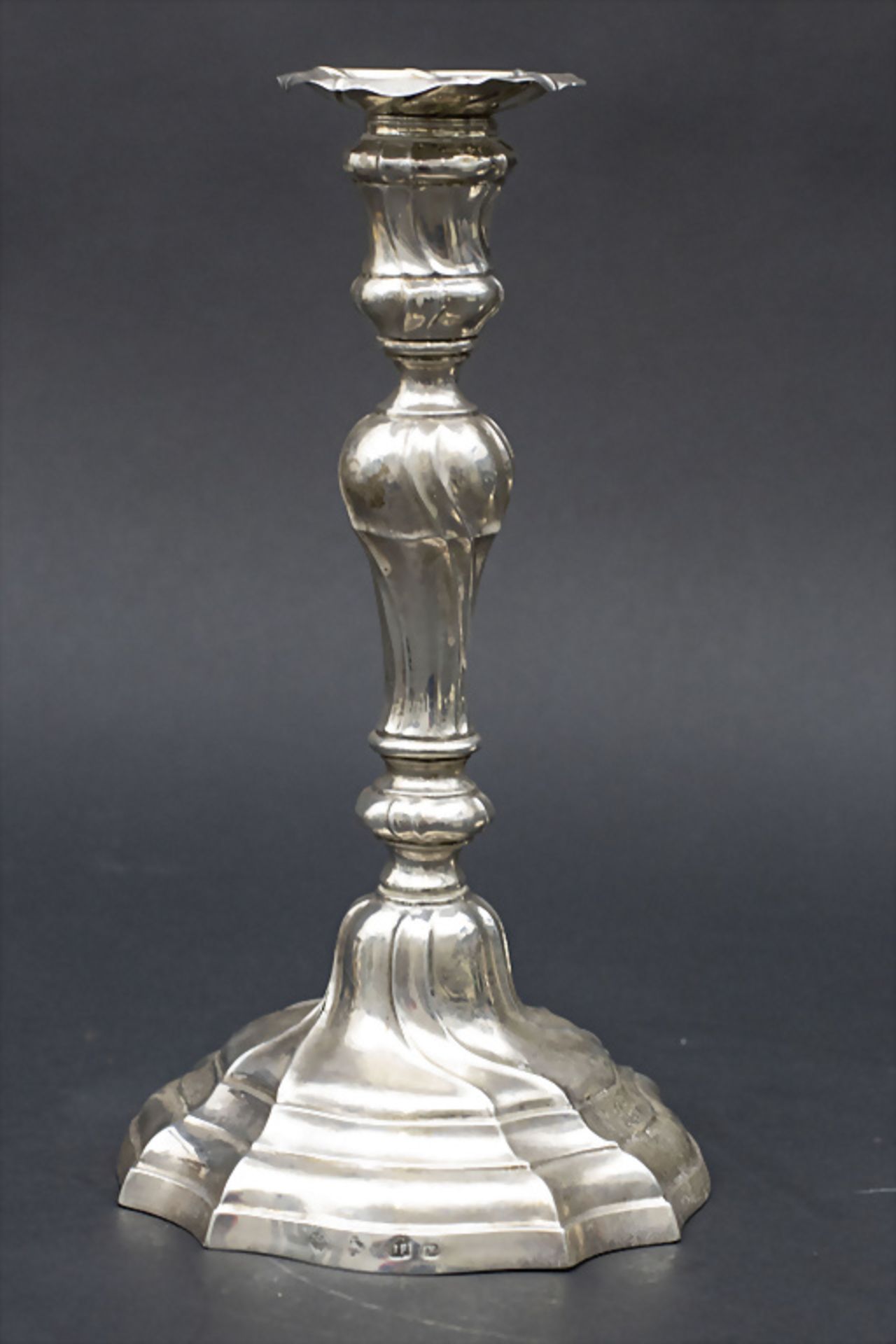 Paar Rokoko Kerzenleuchter / A pair of Rococo silver candlesticks, Belgien, 1770 - Bild 2 aus 7