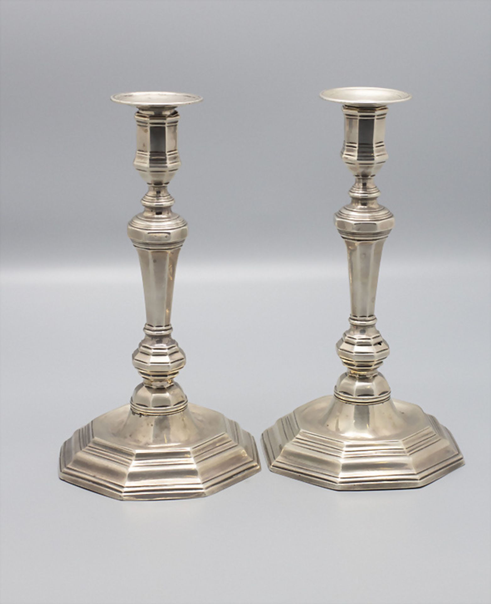 Paar Louis XV Kerzenleuchter / Paire de bougoirs Louis XV en argent massif / A pair of silver ...