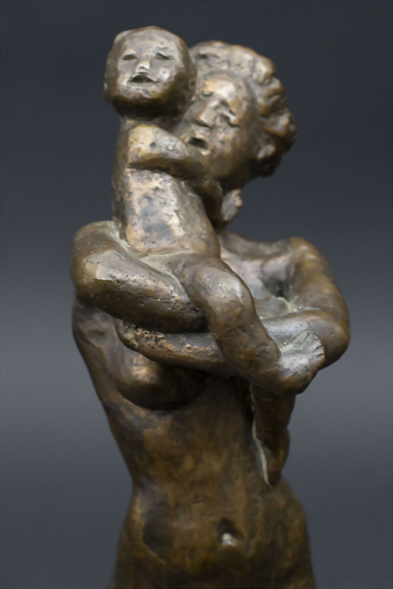 Bronzeplastik 'Mutterliebe' / A bronze sculpture 'Motherly love' - Image 3 of 6