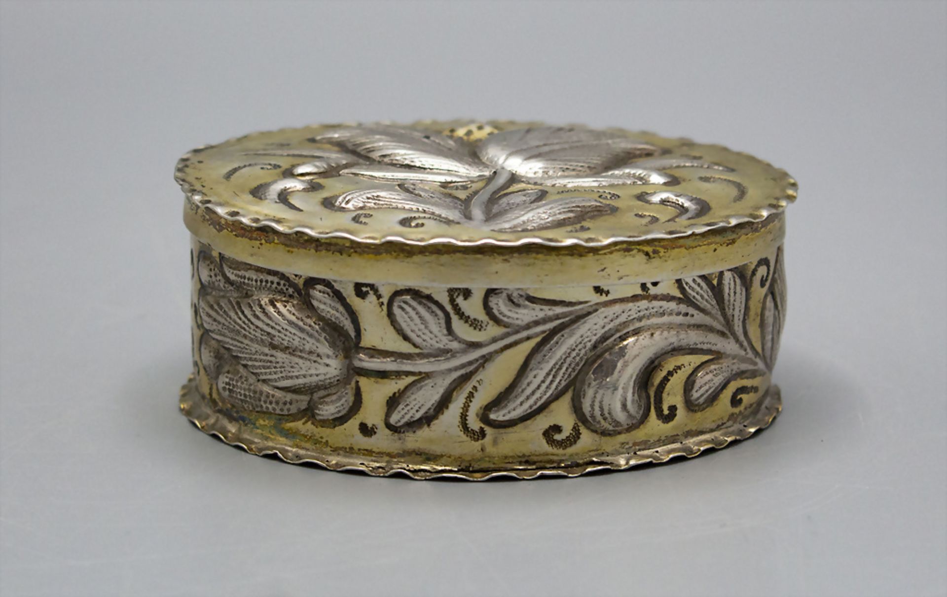 Barocke Deckeldose / Oblatendose / A lidded silver Baroque wafer box, Balthasar Haydt, ... - Bild 3 aus 6