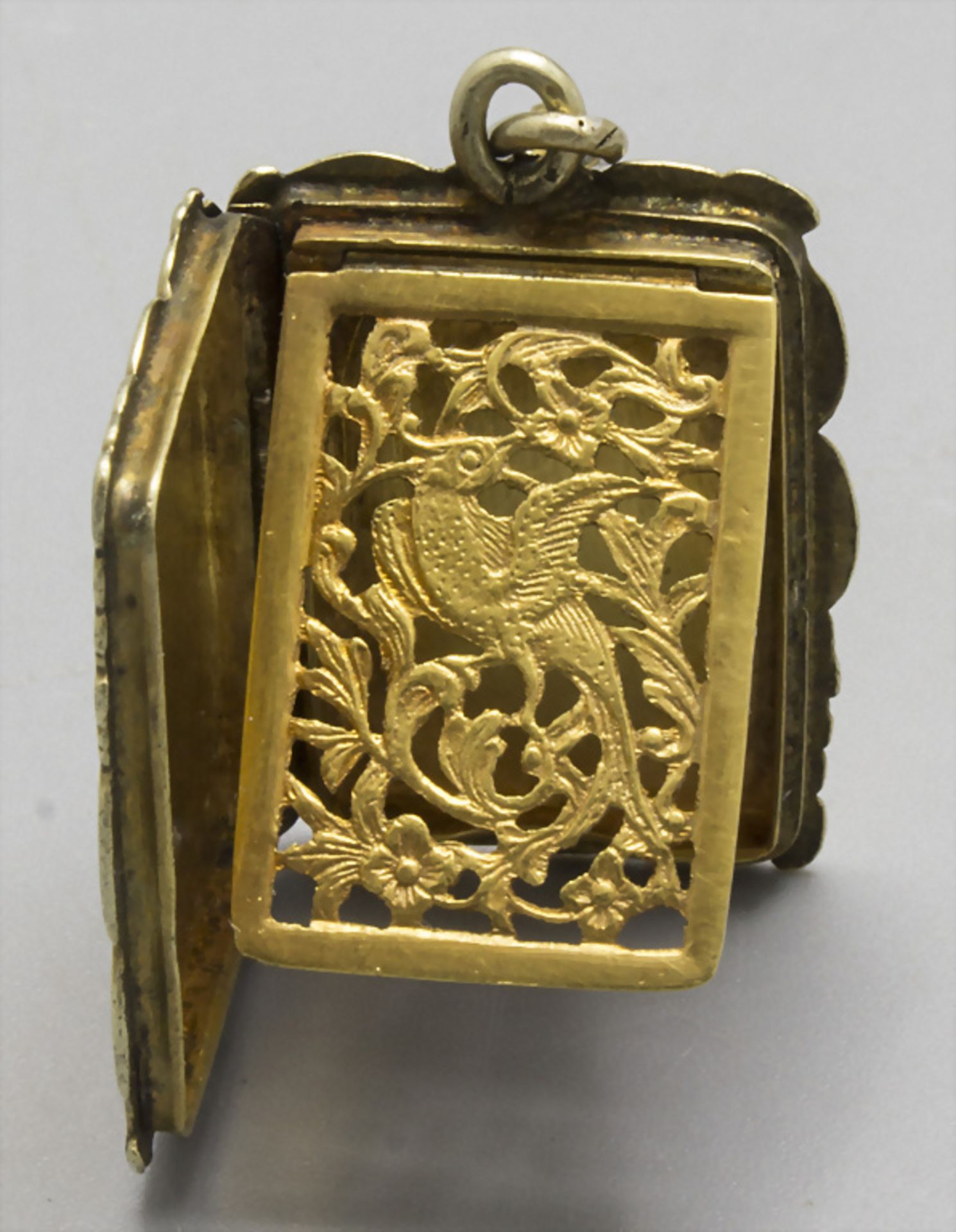 Riechsalzdose als Anhänger / A silver vinaigrette pendant with a bird, Frankreich, 19. Jh. - Image 3 of 4