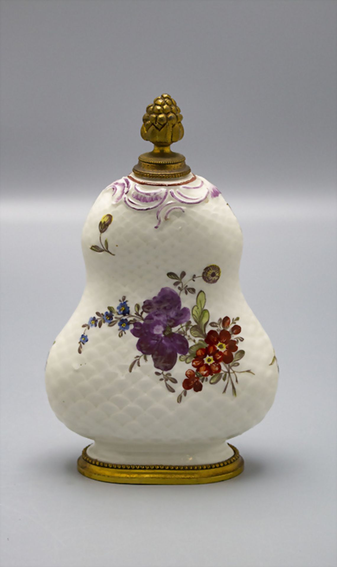 Großer Porzellanflakon / A large porcelain bottle with bronze mount, Ludwigsburg, Mitte 18. Jh. - Image 3 of 6