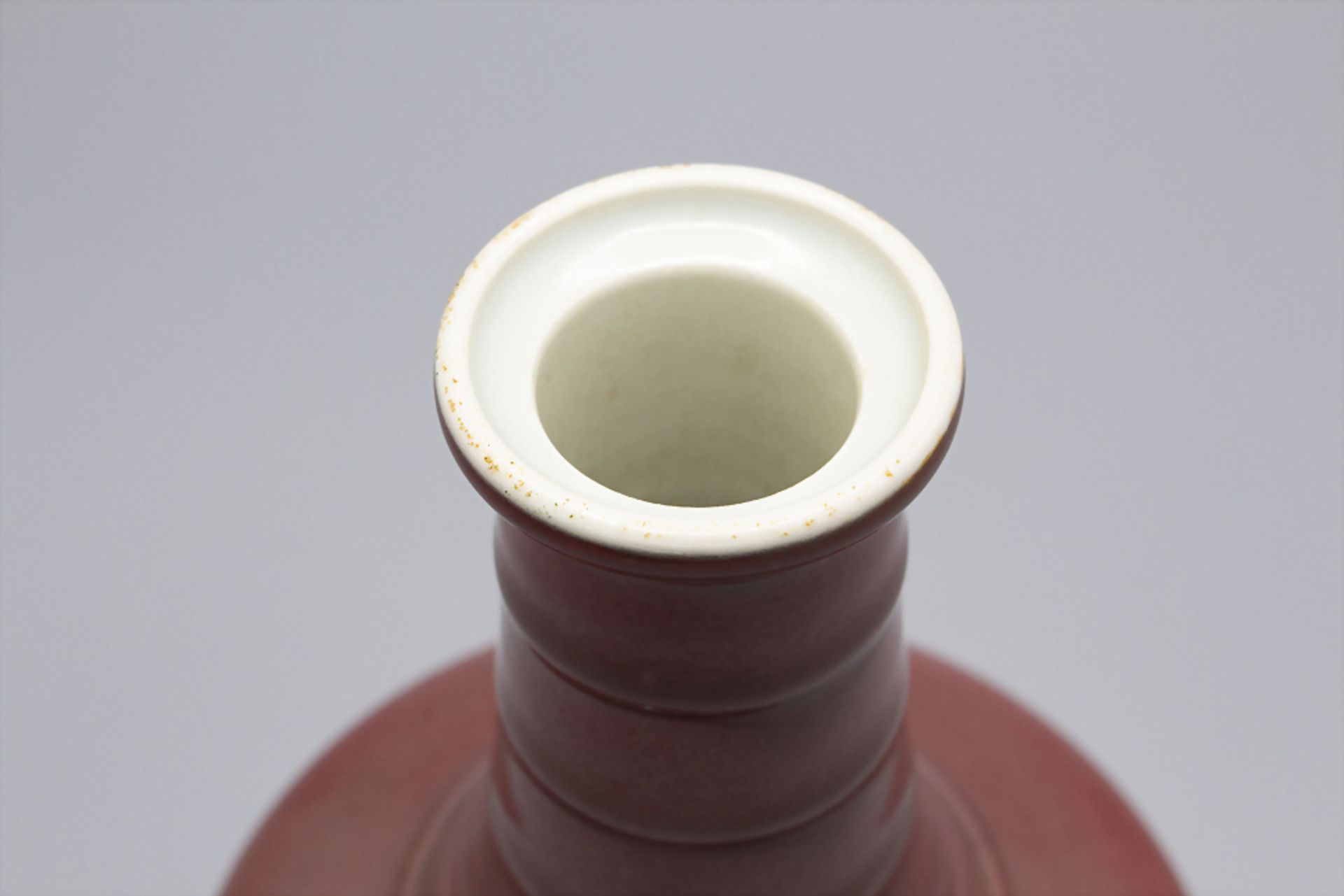 Ochsenblut Langhalsvase / A long neck vase 'Sang de boeuf', China - Bild 3 aus 4