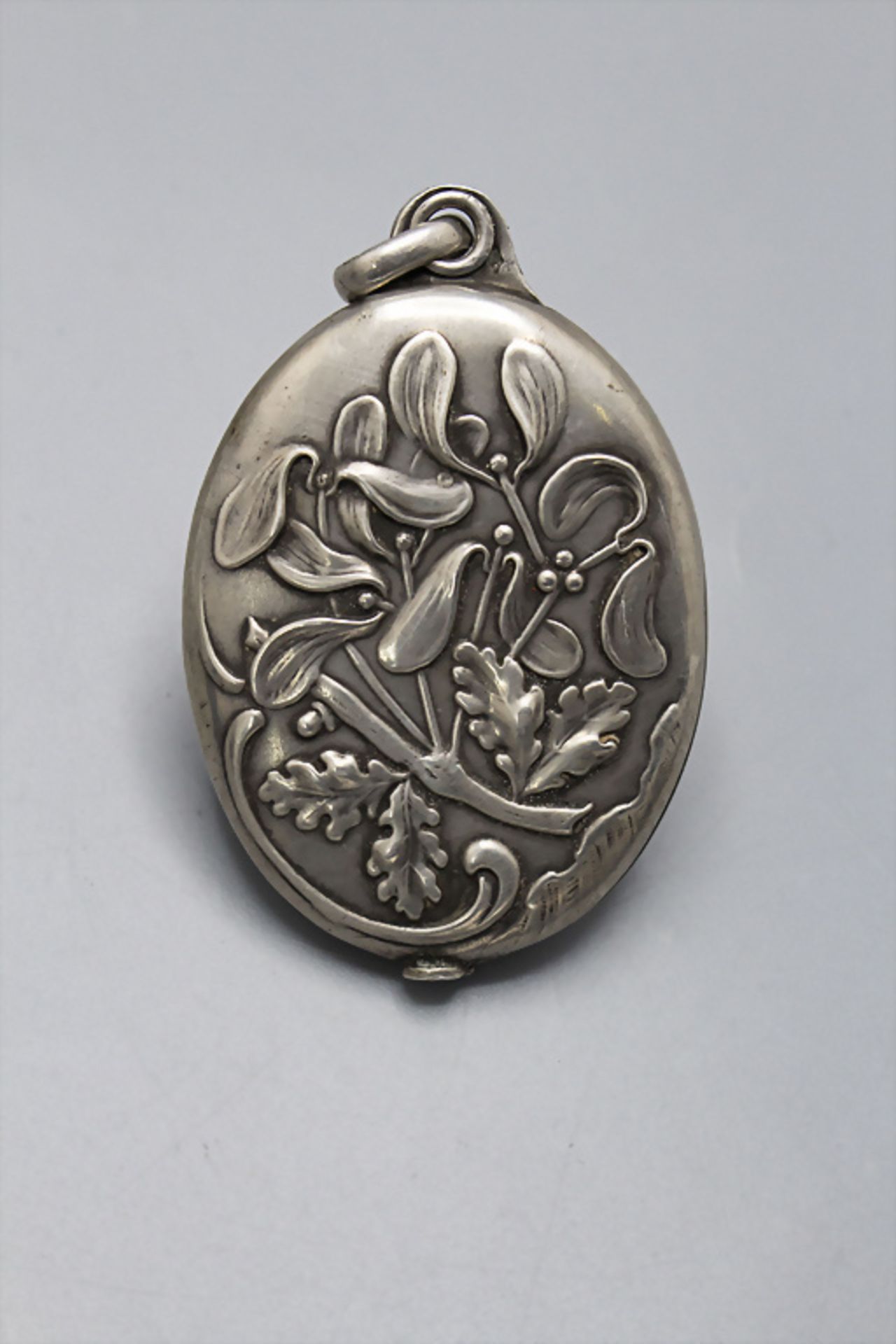 Jugendstil Medaillon mit Eichenzweig und Misteln / An Art Nouveau silver medallion with oak ... - Bild 3 aus 4