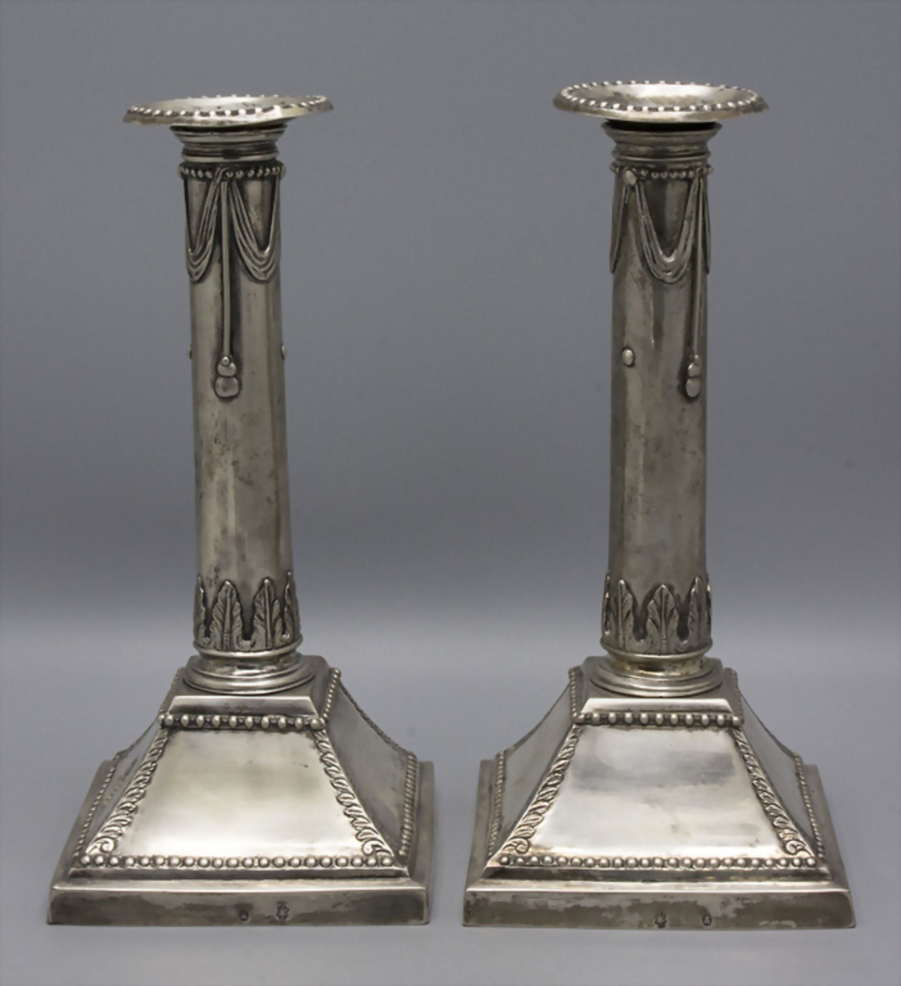 Paar Louis XVI Kerzenleuchter / A pair of Louis XVI silver candlesticks / Paire de Louis XVI. ...