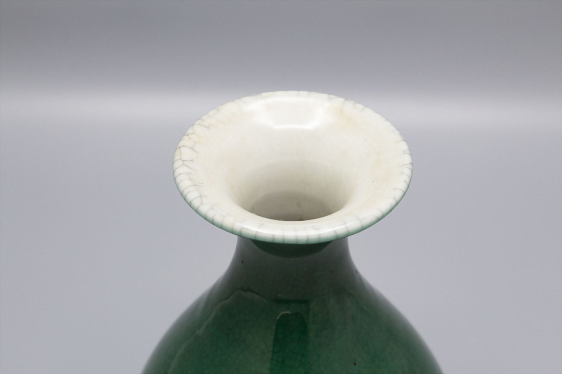 Apfelgrüne Vase / An appel green vase, China, Qing-Zeit, 19. Jh. - Bild 3 aus 4