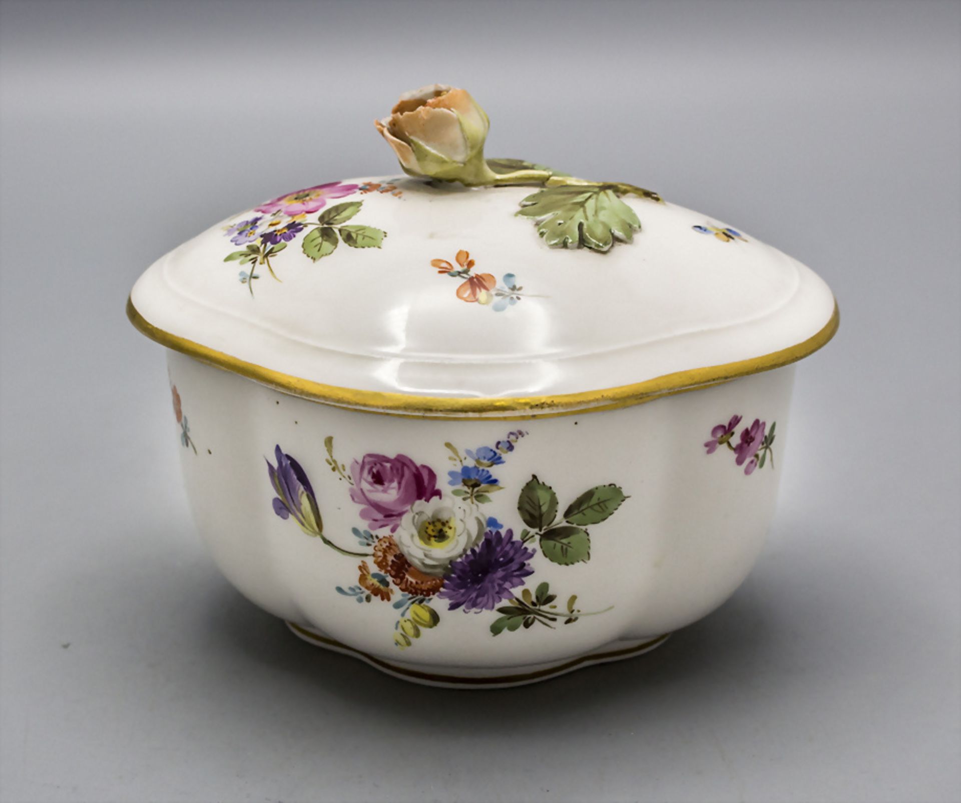 Deckeldose mit Blumenbouquet / A lidded box, Meissen, 19. Jh.