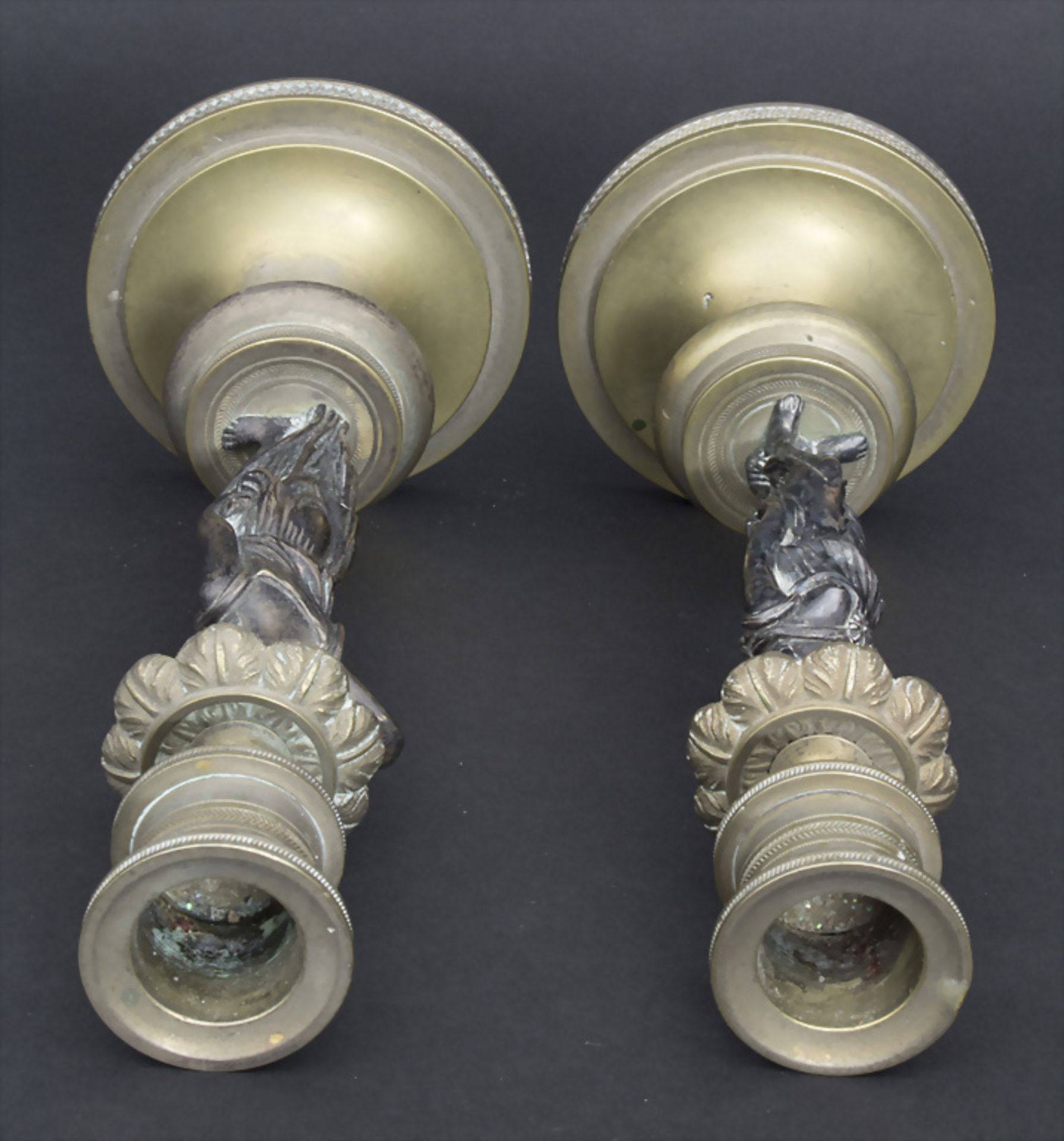 Paar figürliche Bronzeleuchter / A pair of figural candlesticks, Frankreich, 19. Jh. - Bild 4 aus 5