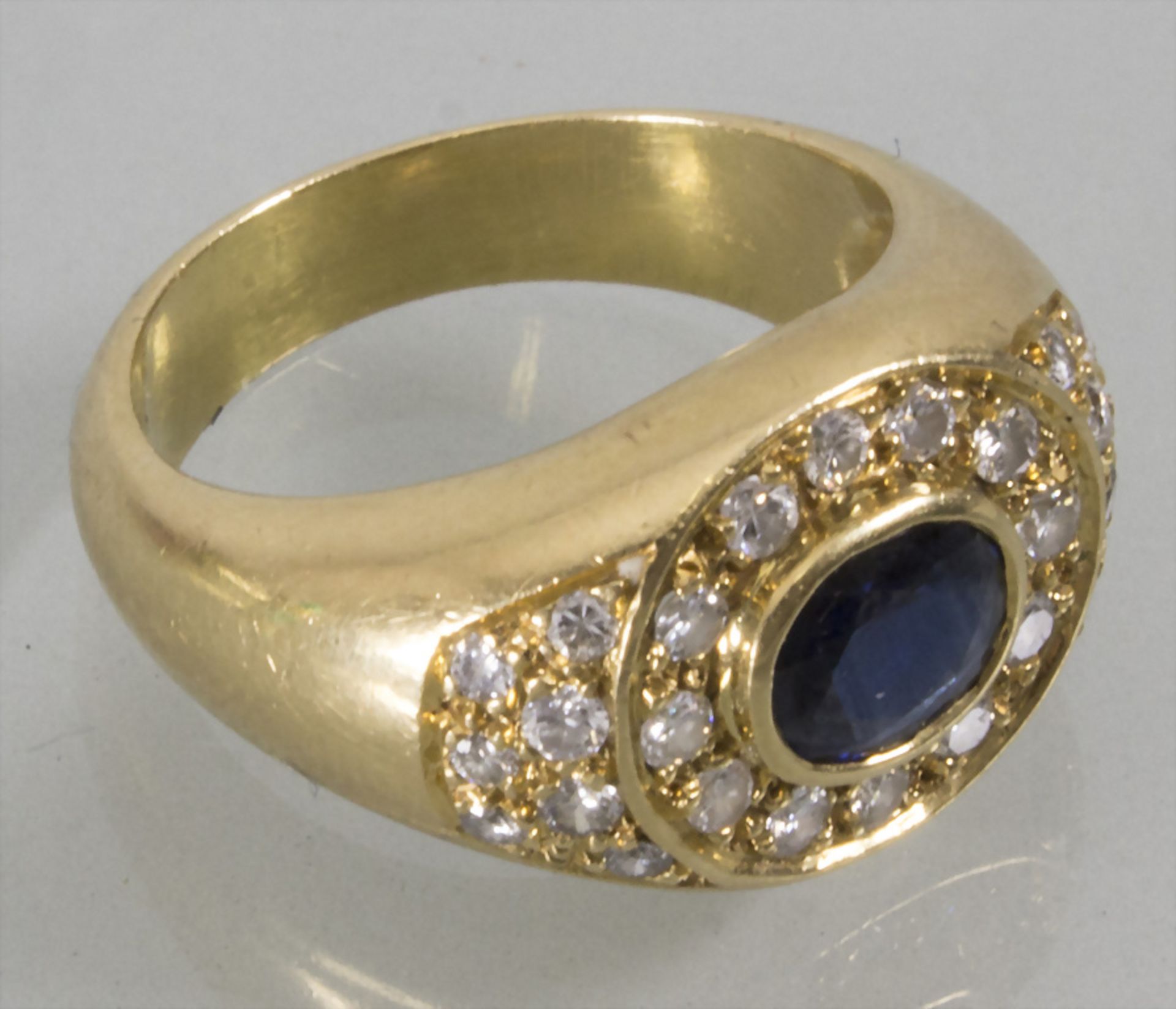 Damenring mit Saphir und Diamanten / A ladies 18 ct gold ring with sapphire and diamonds, ...