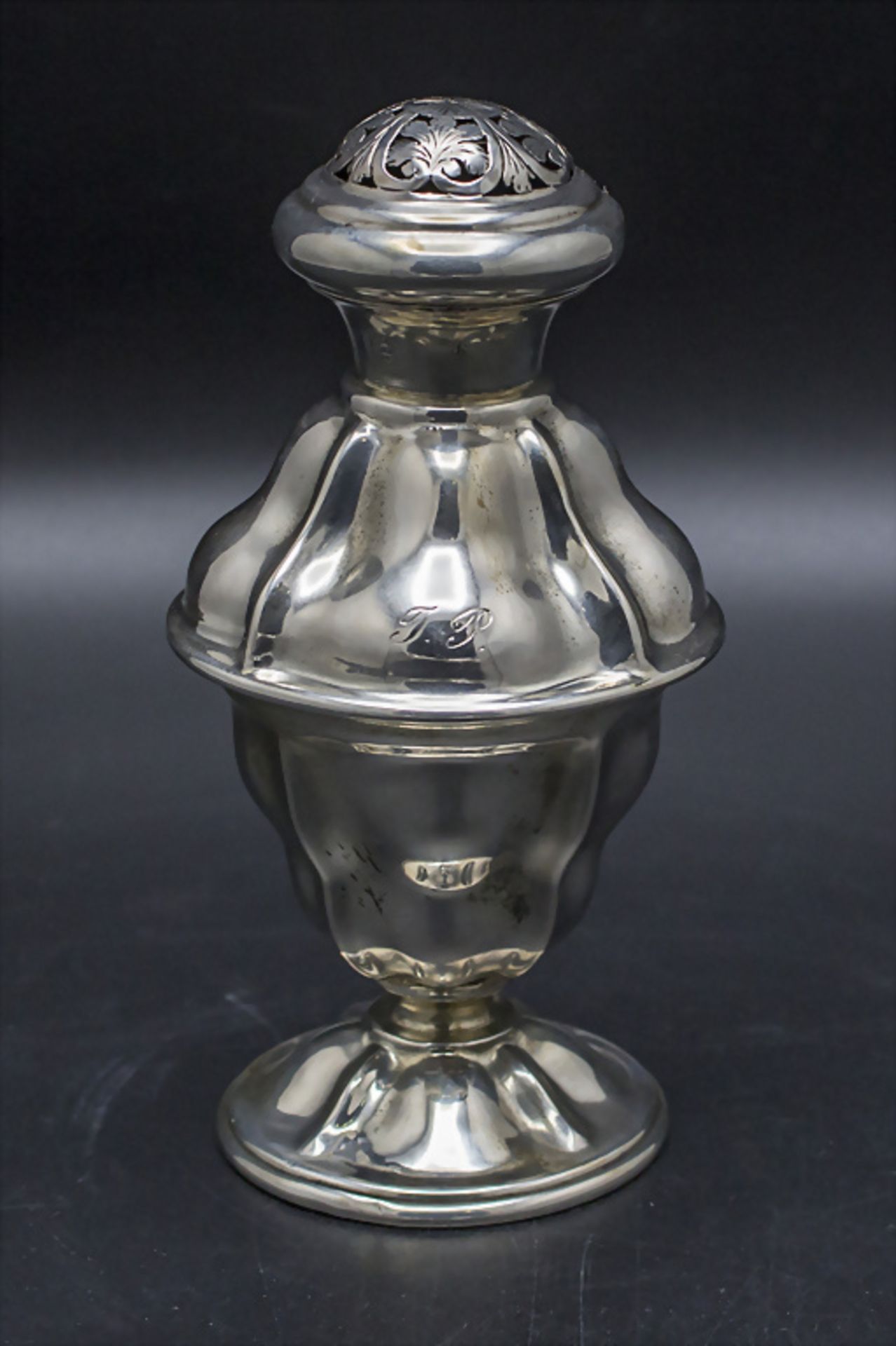 Zuckerstreuer / A silver sugar shaker, Wien, um 1845