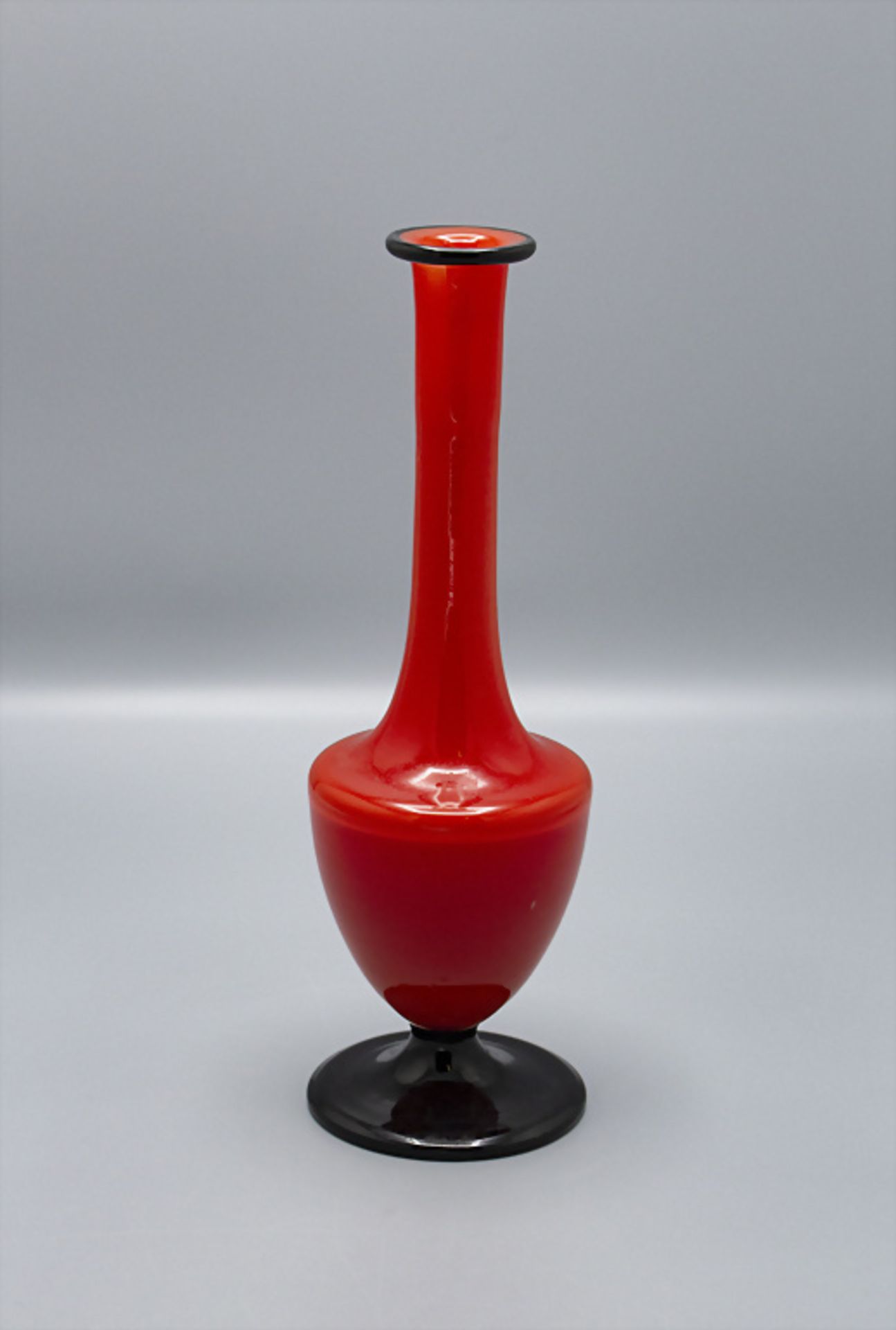 Langhalsvase / A long neck glass vase, 20. Jh. - Bild 2 aus 4