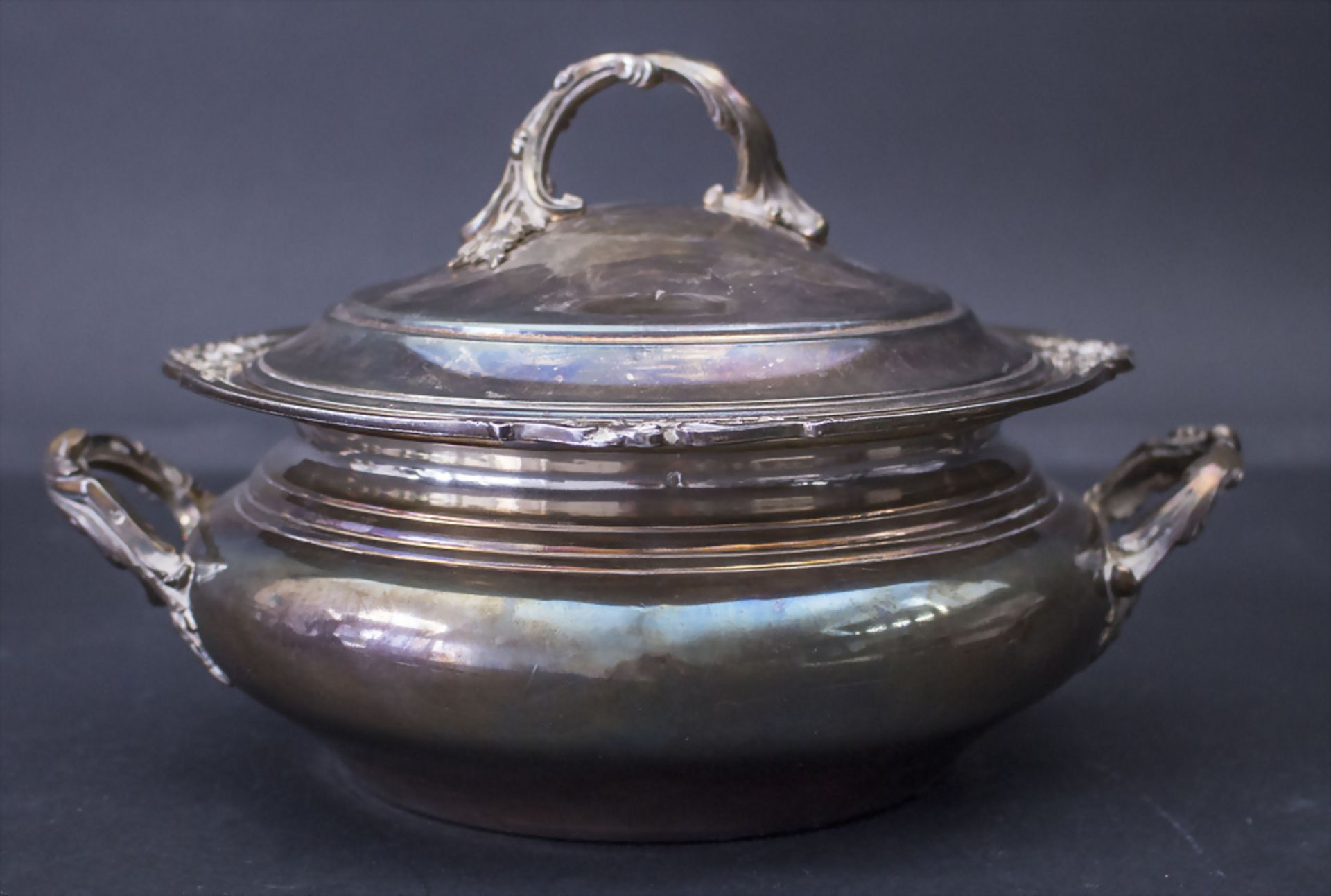 Deckelterrine / A covered silver tureen / Légumier en argent massif, Frankreich, Mitte 19. Jh.