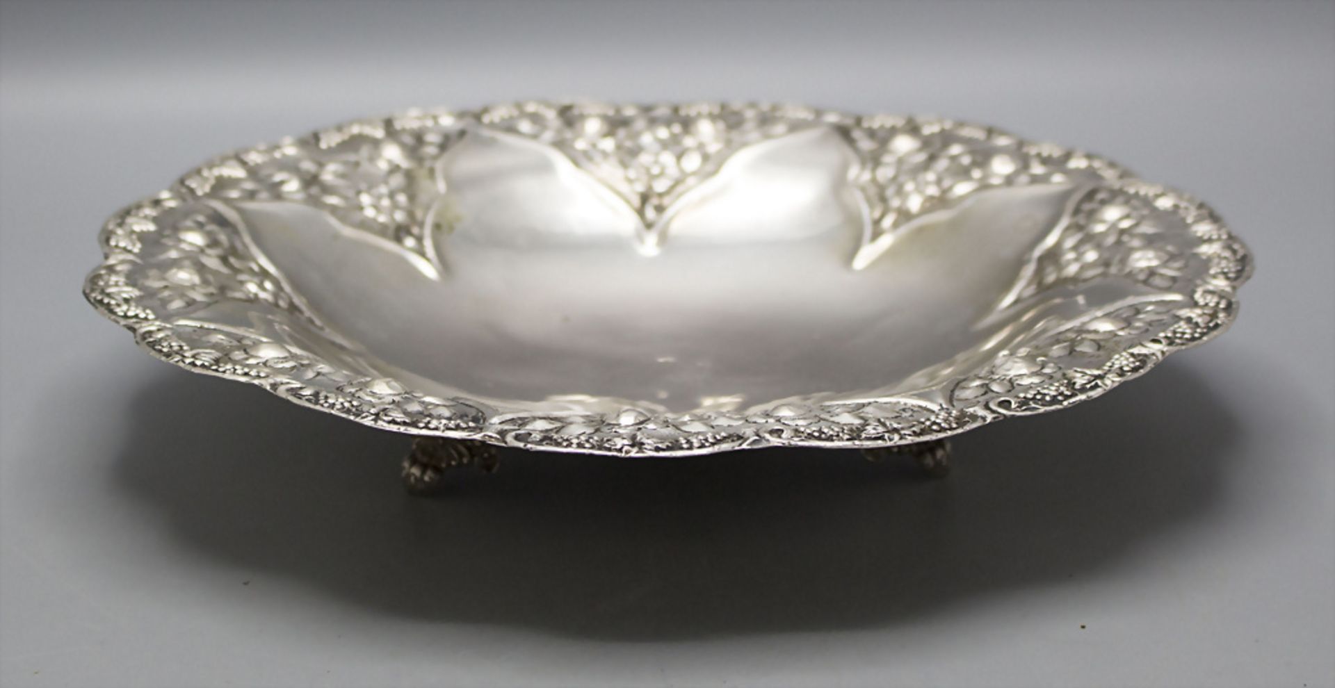 Obstschale / A silver fruit bowl, Mitte 20. Jh. - Bild 2 aus 4