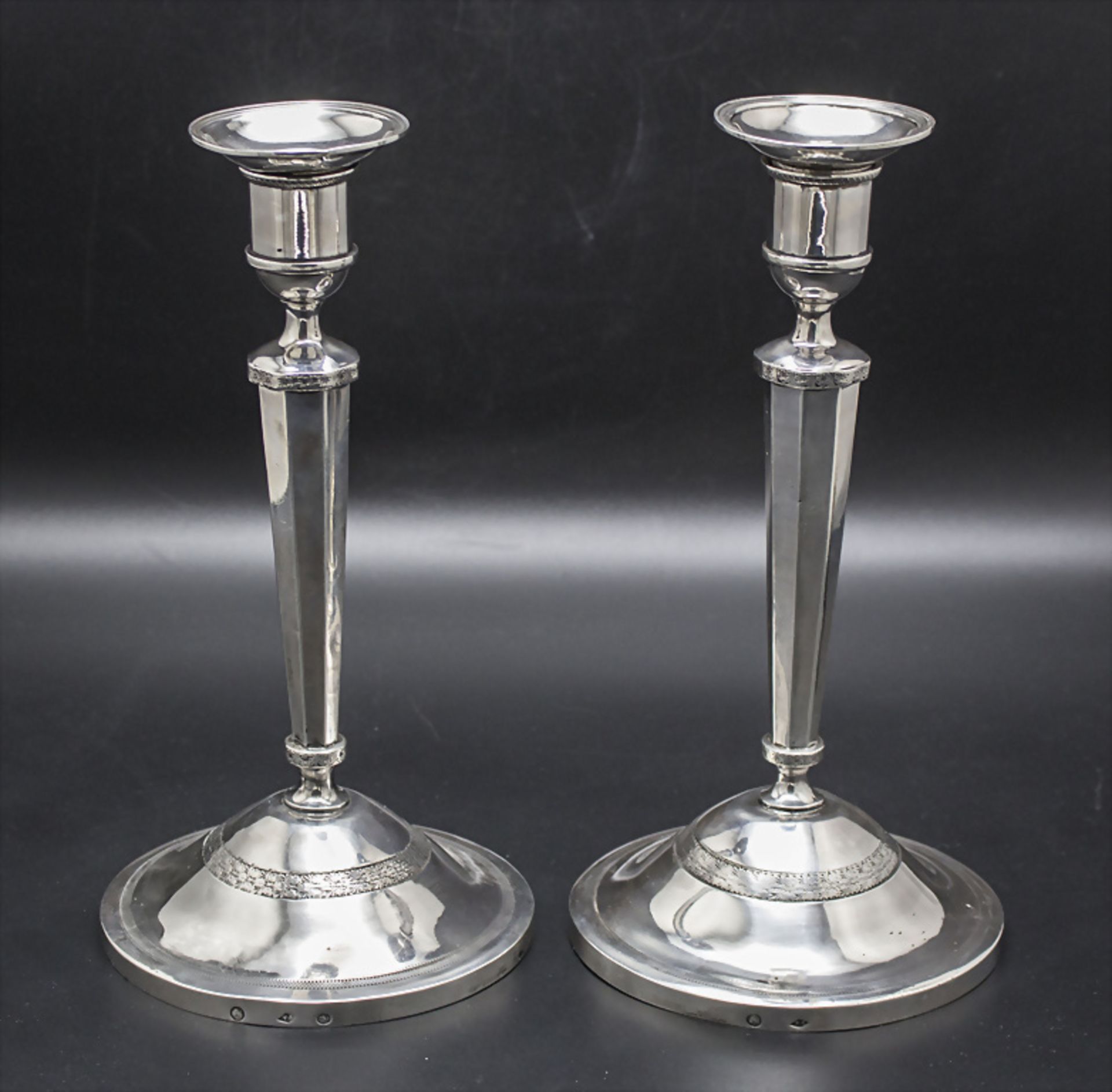 Paar Empire Kerzenleuchter / Paire des bougoirs Empire en argent massif / A pair of Empire ...