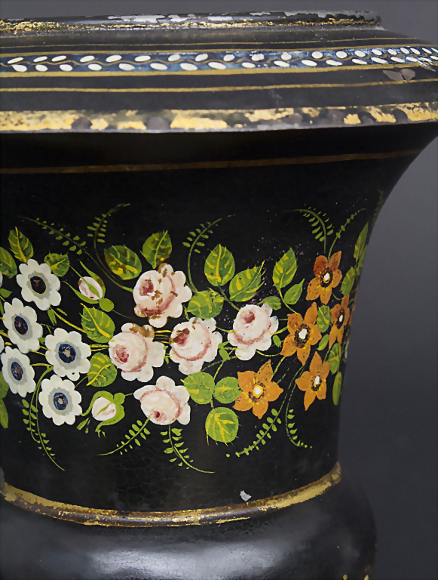 Kratervase mit Blumenmalerei / en tôle peinte / An urn shaped vase, 19. Jh. - Image 8 of 8