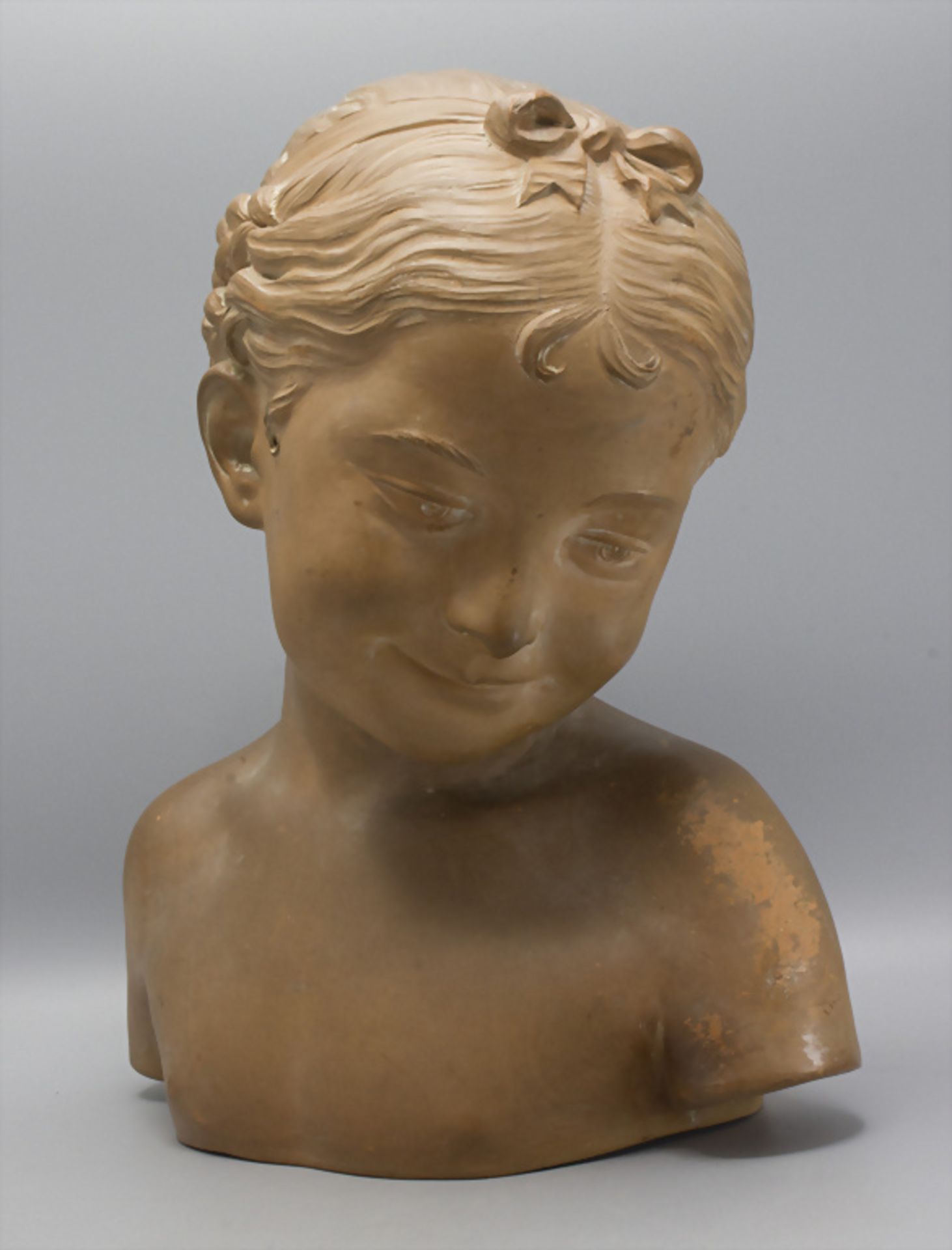 Mädchenbüste / A terracotta bust of a girl, Pigalle, Frankreich, um 1920 - Image 2 of 9