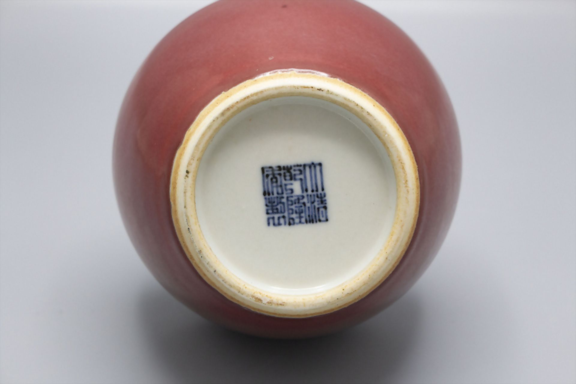 Ochsenblut Langhalsvase / A long neck vase 'Sang de boeuf', China - Bild 4 aus 4