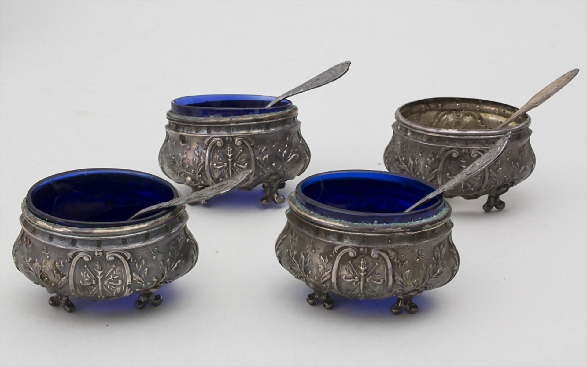 4 Salieren mit Löffelchen im Etui / A set of 4 silver salt cellars with spoons, Henri Gabert, ...