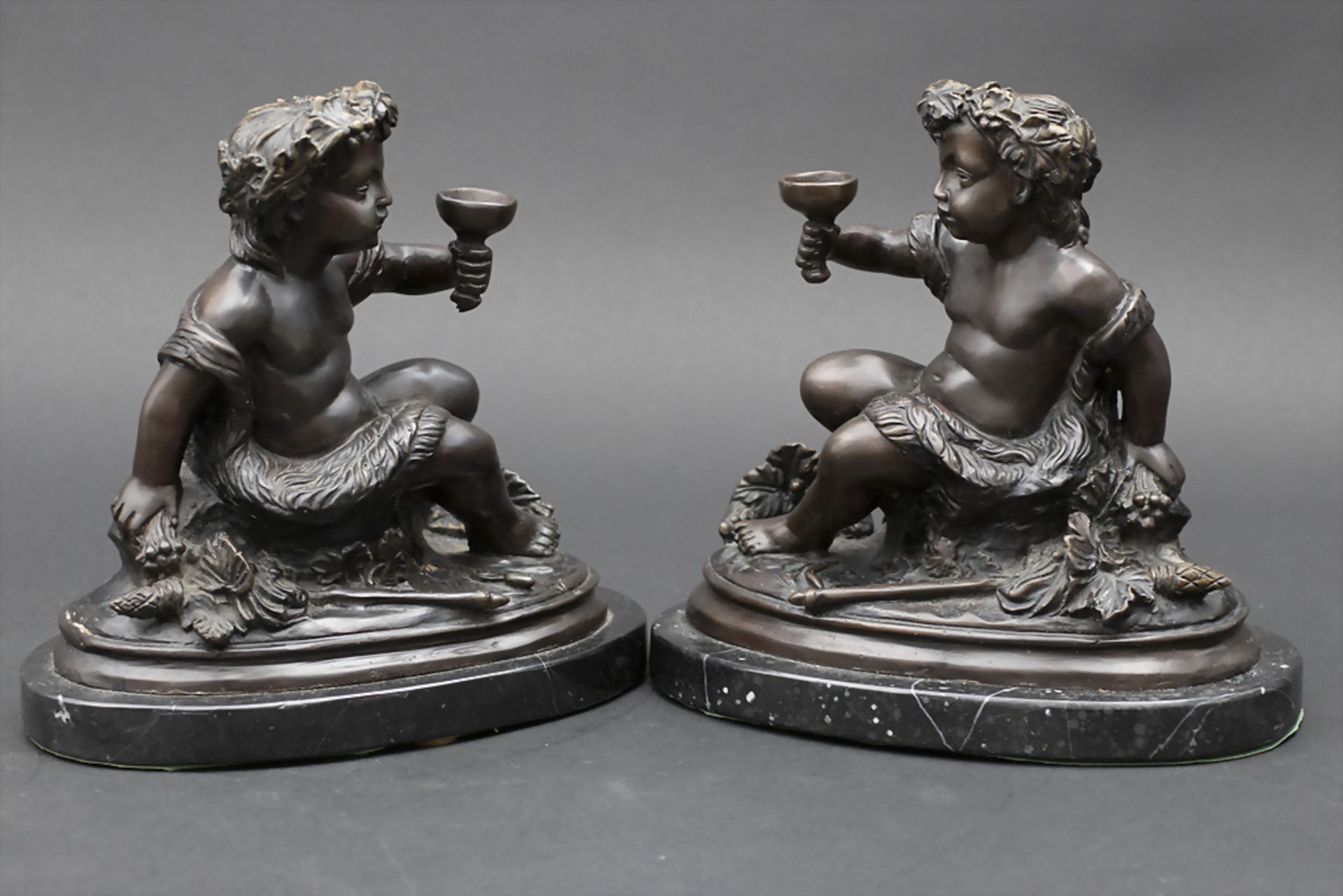 Bronze Figurengruppe 'Sitzende sich zuprostende Putti', Frankreich, um 1860