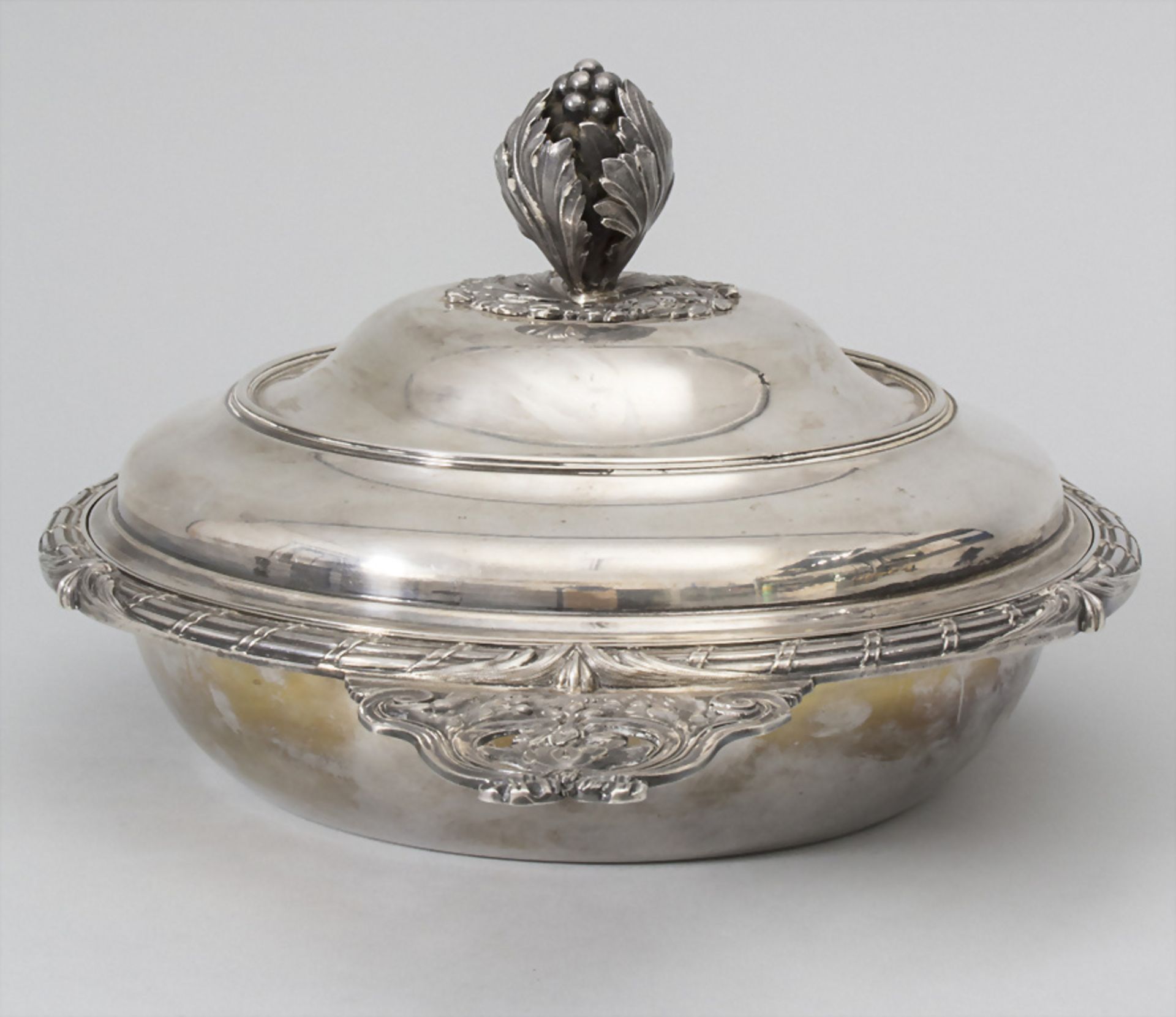 Deckelterrine / A covered silver tureen / Un légumier en argent, Odiot, Paris, 19. Jh. - Image 3 of 11