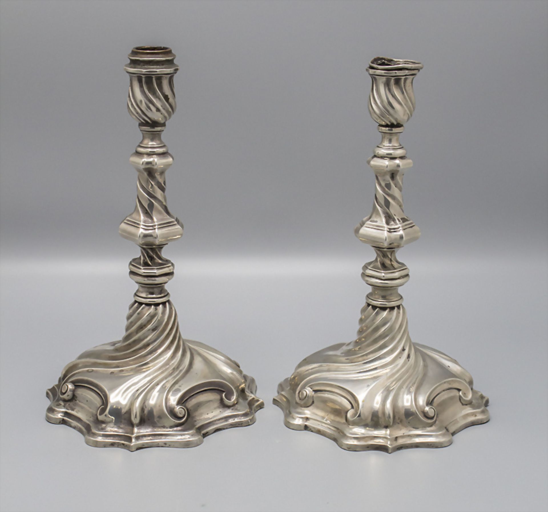 Paar Rokoko Kerzenleuchter / A pair of Rococo silver candlesticks, deutsch, 18.-19. Jh.