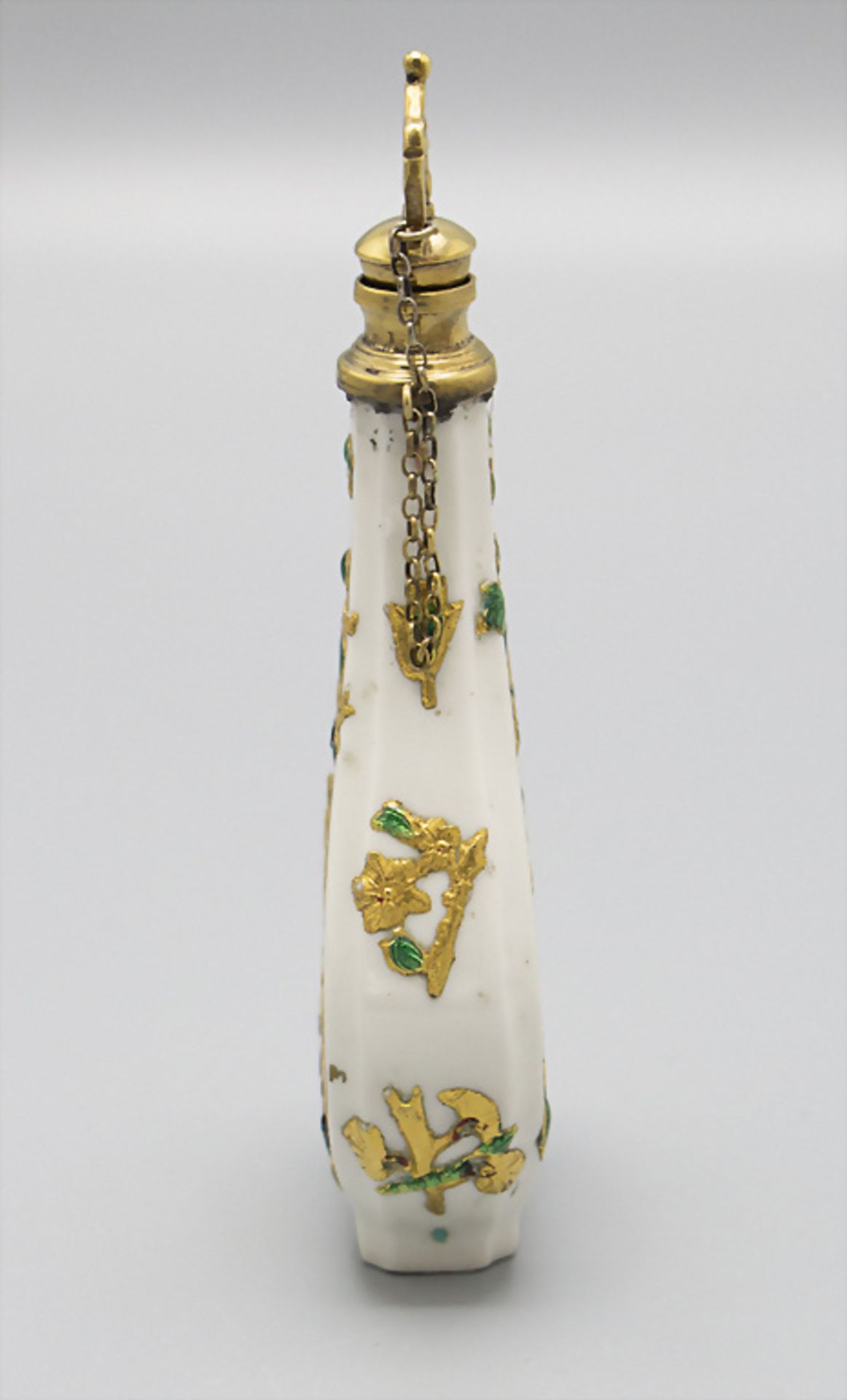 Seltener Porzellanflakon mit Goldchinoiserien / A rare porcelain perfume bottle with gilded ... - Image 2 of 8