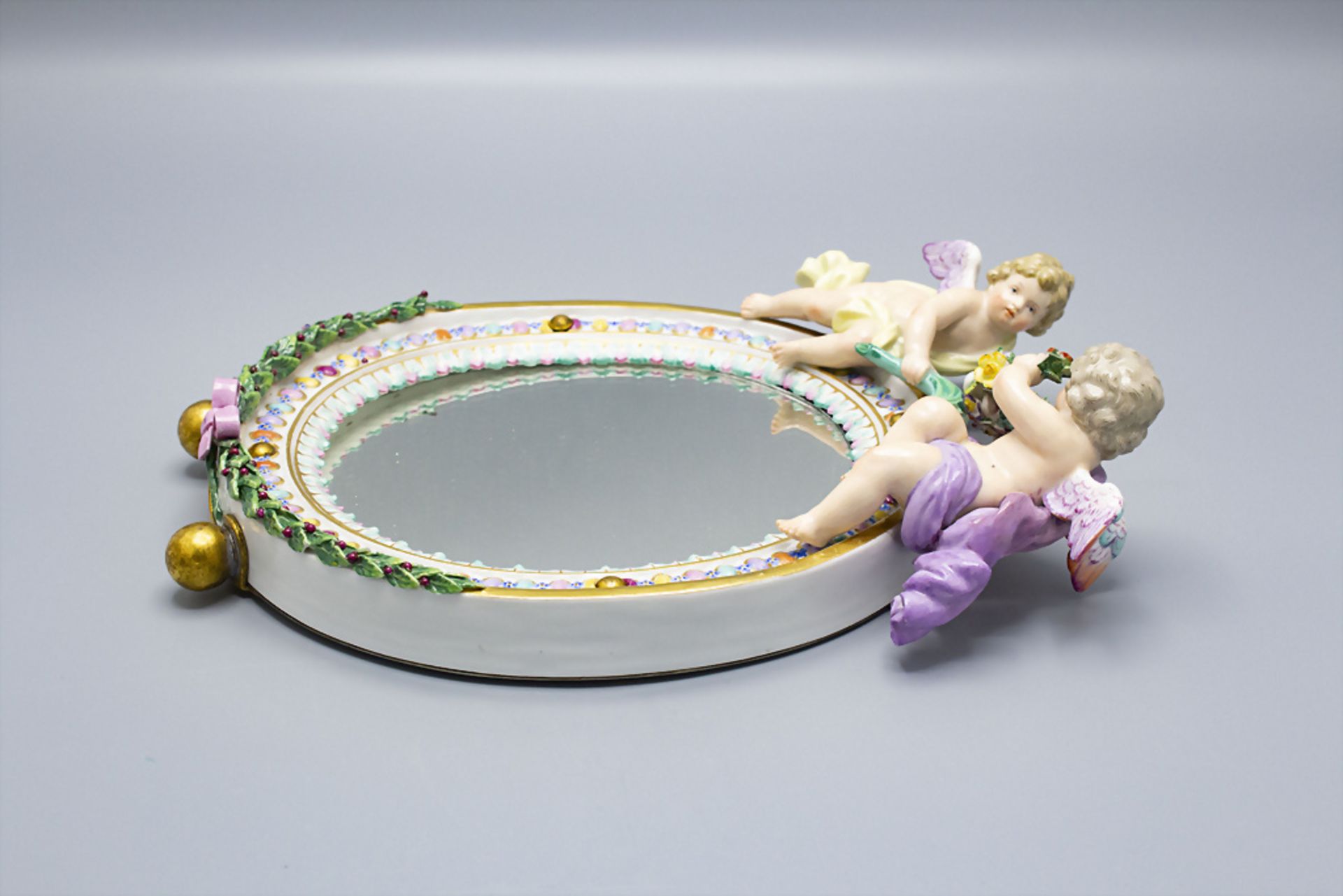 Ovaler Spiegel mit 2 Putten / An oval mirror with 2 cherubs, Meissen, Mitte 19. Jh. - Image 3 of 5