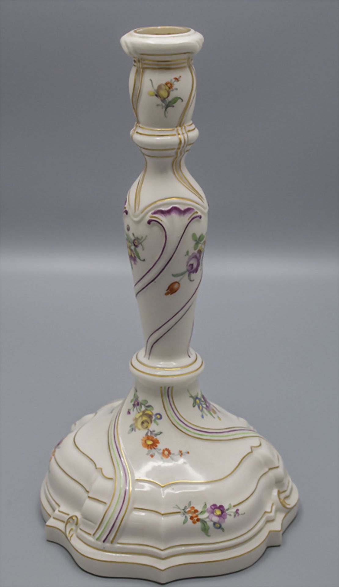 Großer Kerzenleuchter mit Blumenmalerei / A large candleholder with flowers, Nymphenburg, 1. ... - Bild 3 aus 5