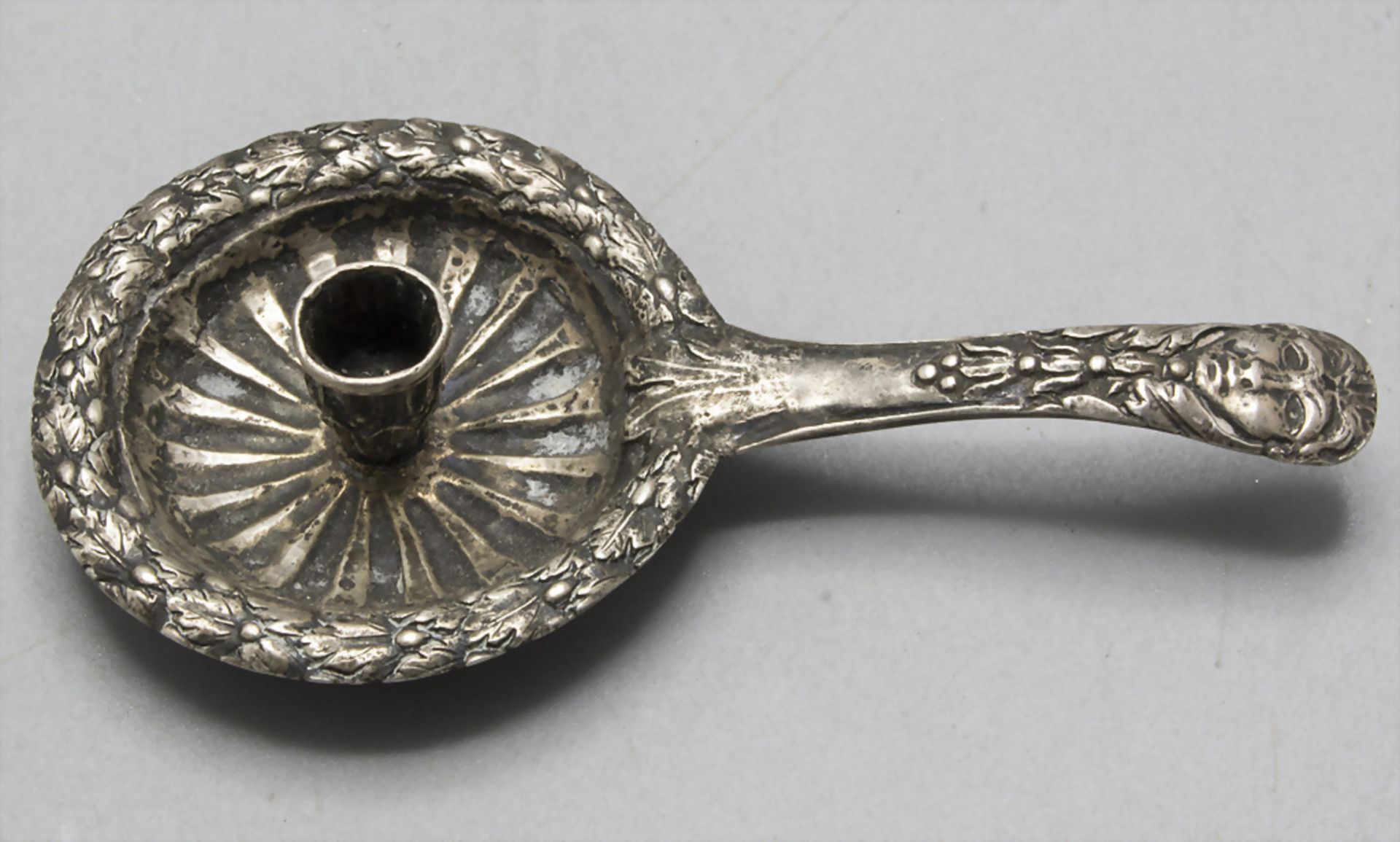 Miniatur Handleuchter / A miniature silver candle holder with handle, deutsch, um 1900