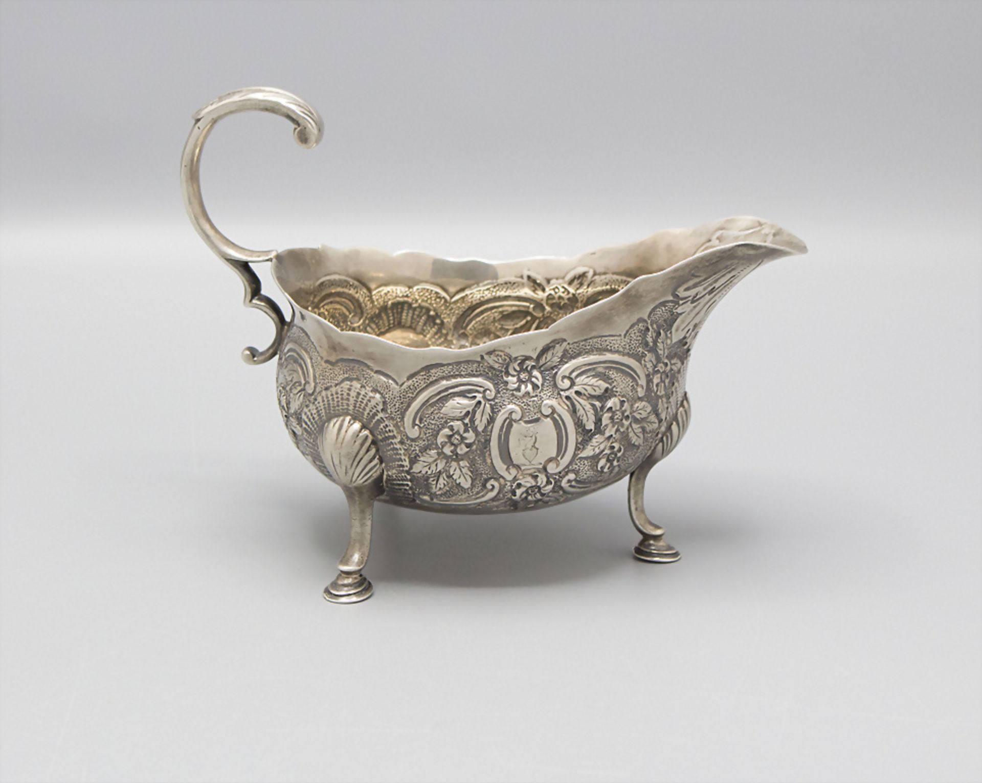 George II Sauciere / A silver George II sauce boat, David Hennell, London, 1762 - Image 3 of 7