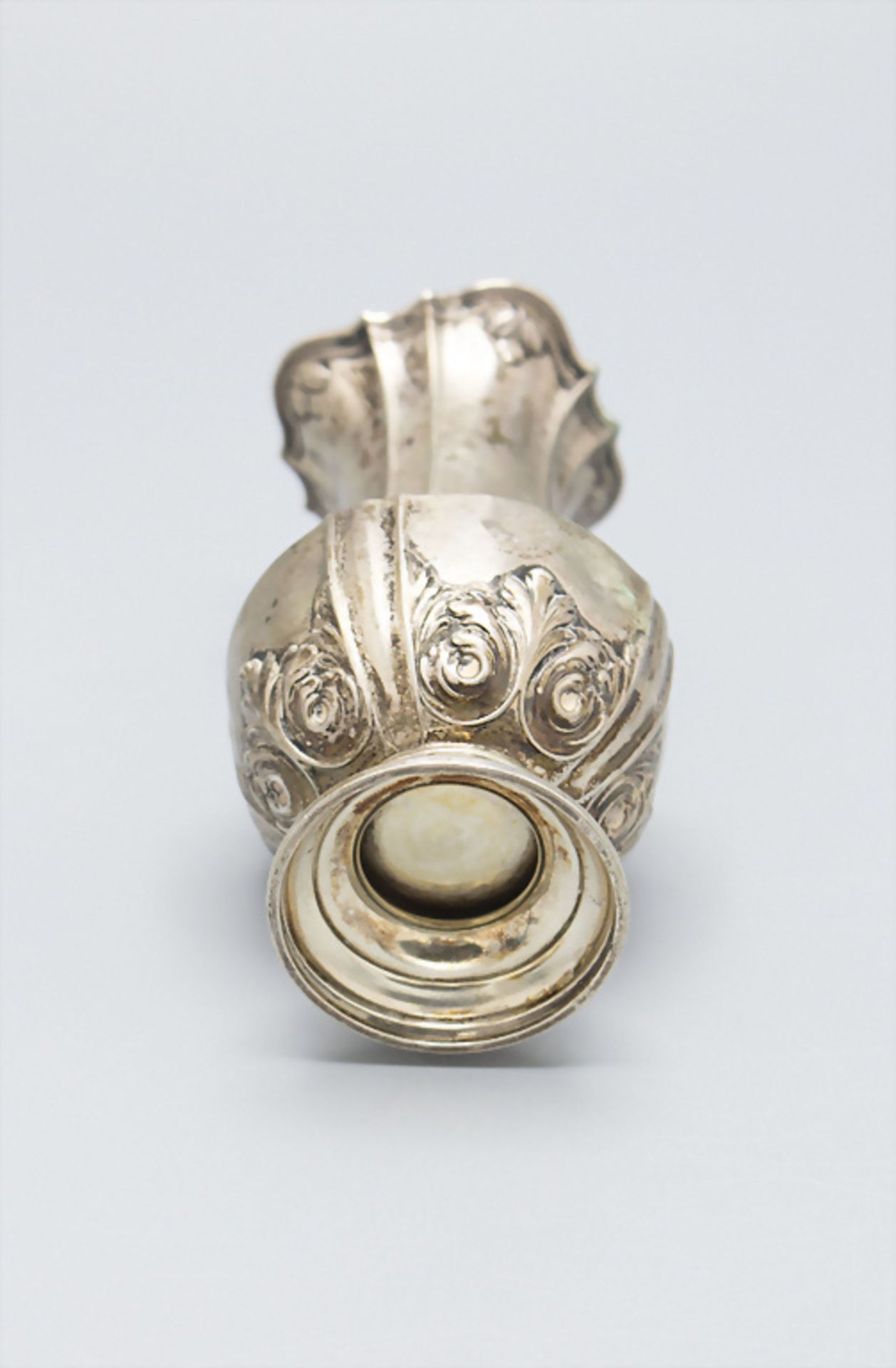 Kleine Vase mit Akanthusblättern / A small silver vase with acanthus leaves, Gebrüder Küh, ... - Bild 3 aus 4