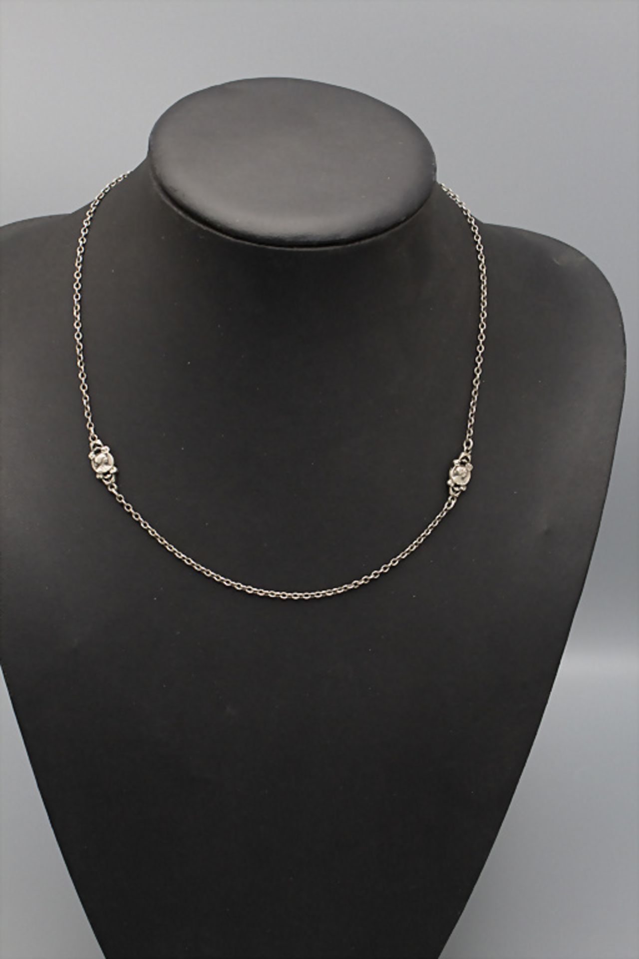 Jugendstil Silberkette mit 4 Medaillons / An Art Nouveau silver necklace with 4 medallions, ...