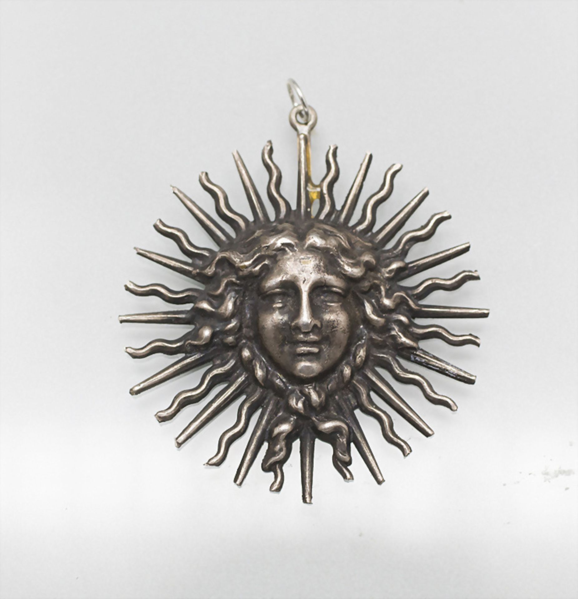 Anhänger 'antiker Kopf mit Sonnenstrahlen' / A silver pendant, um 1900